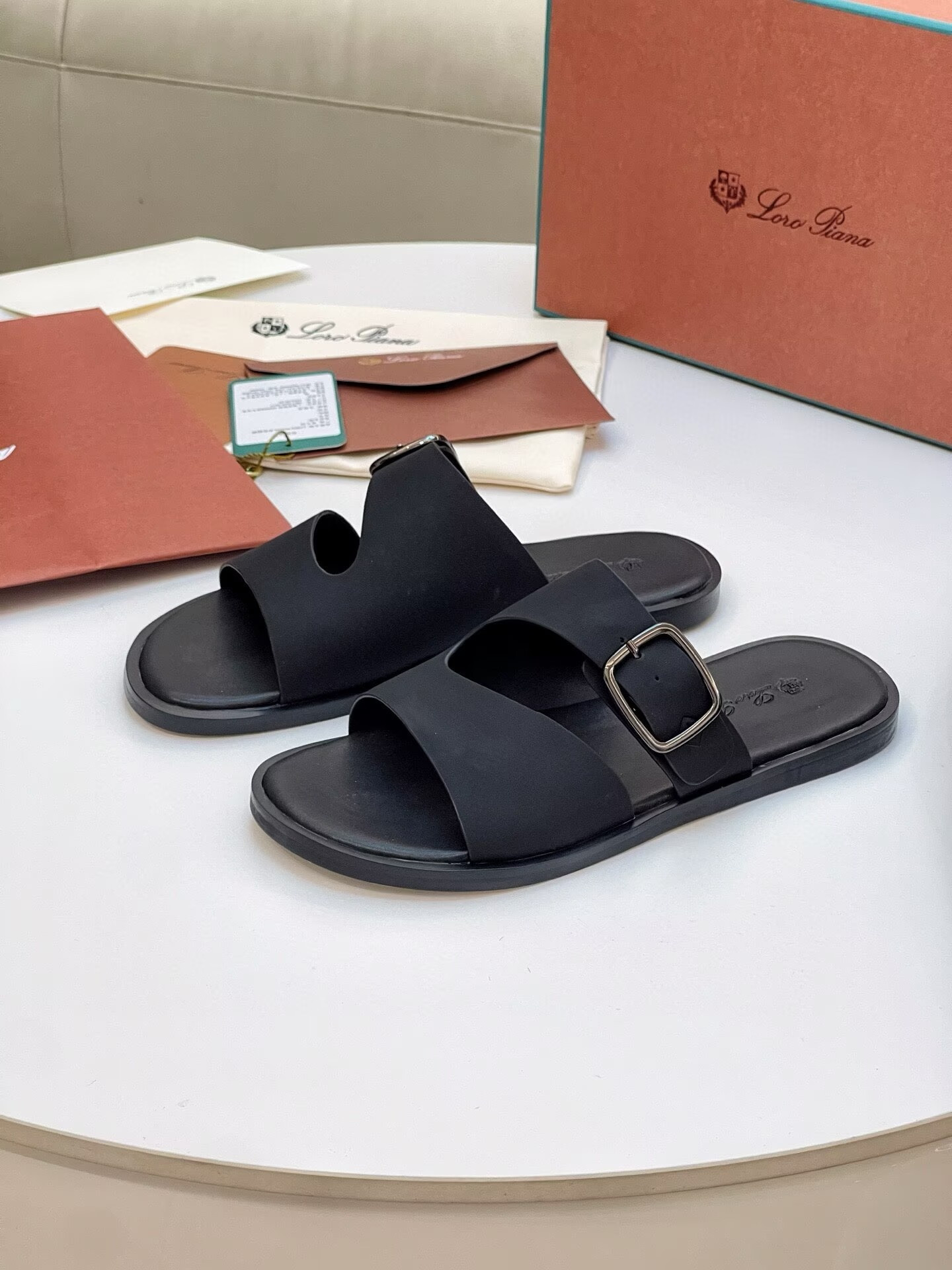 ua L**o p*ana sandals