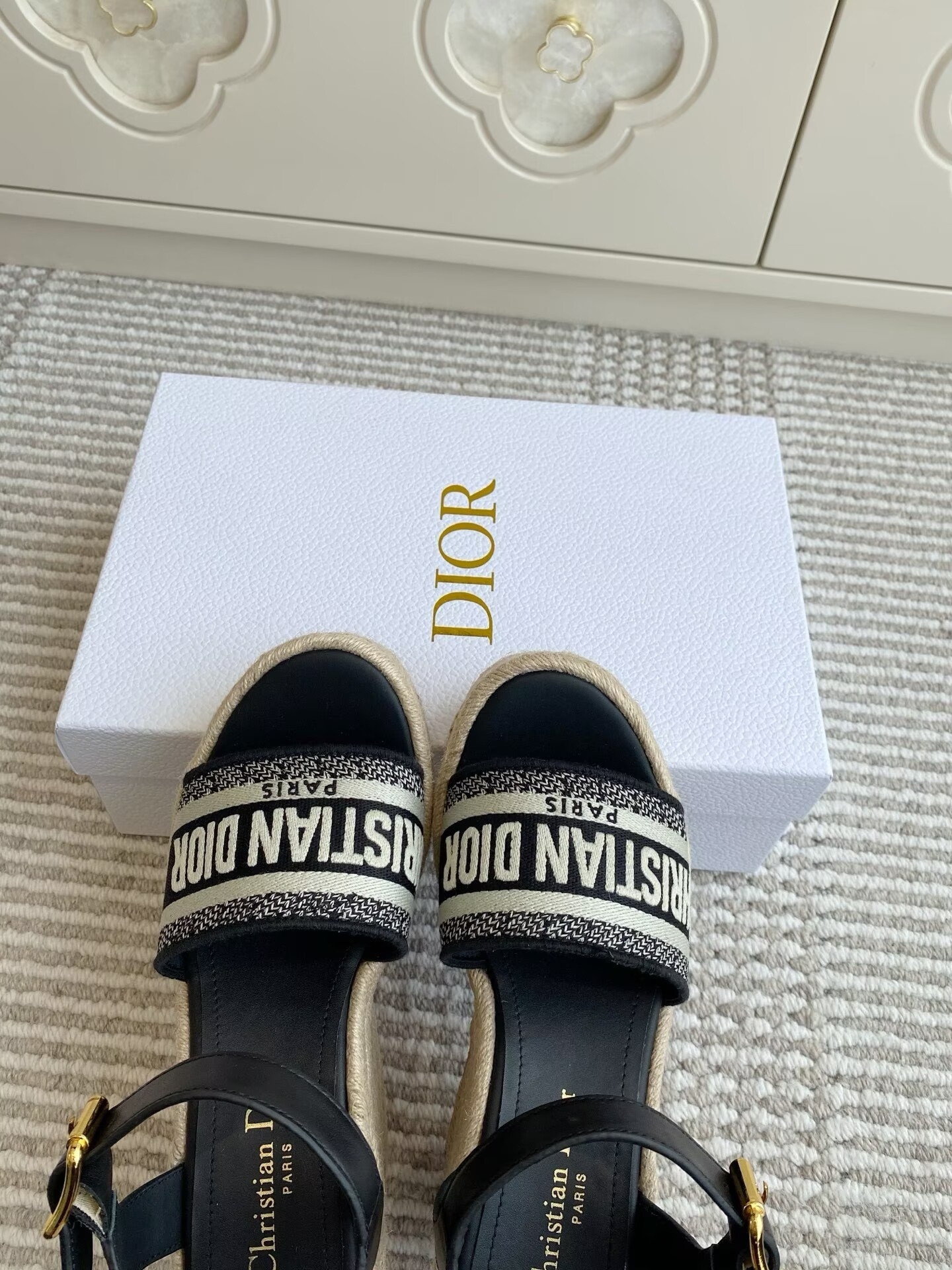 ua D*or sandals