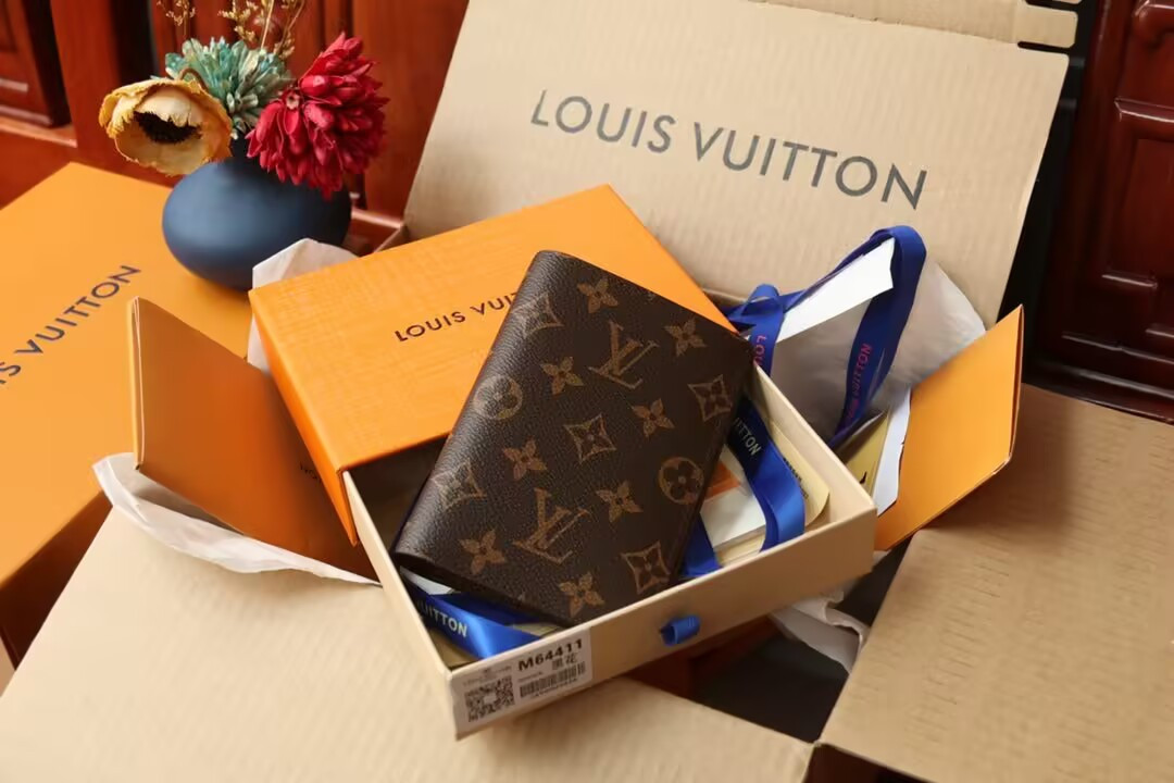 LV Passport Cover M64502 10x14x2.5cm