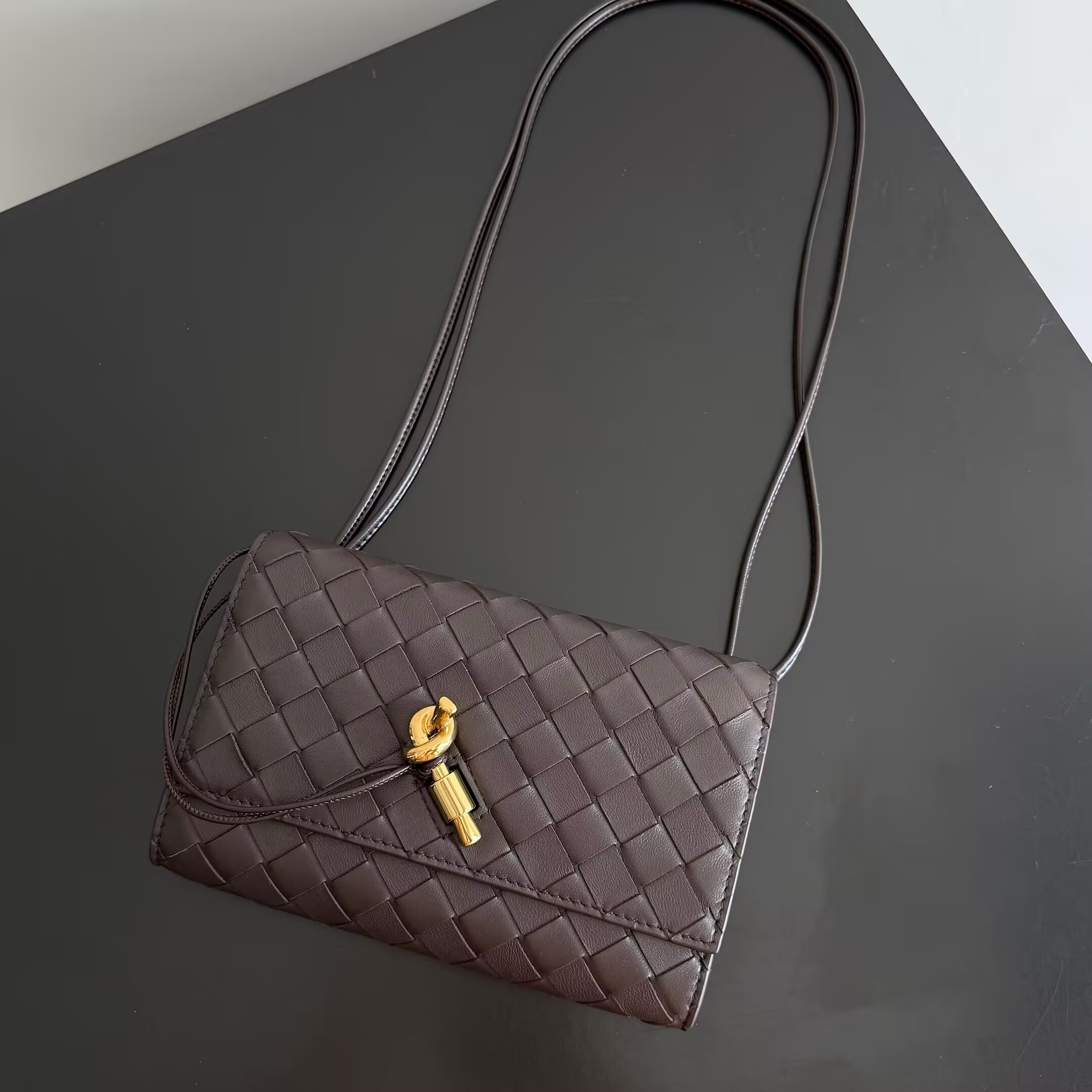 bo*te*ga Ve*ne*ta andiamo pouch on strap 19x12.6x2cm