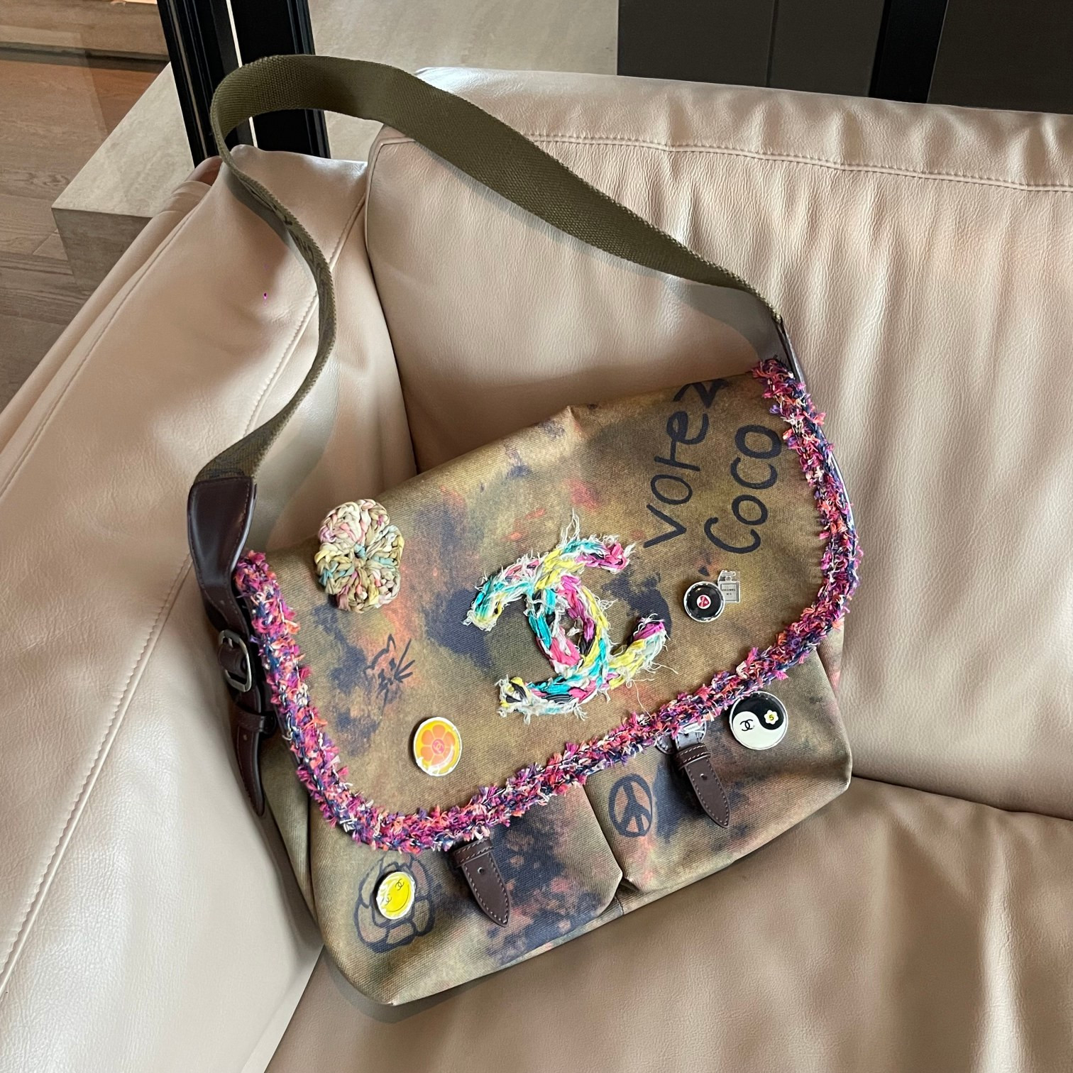 ch*el on the pavements messenger Gr*ffiti washed toile bag 42x30x13cm
