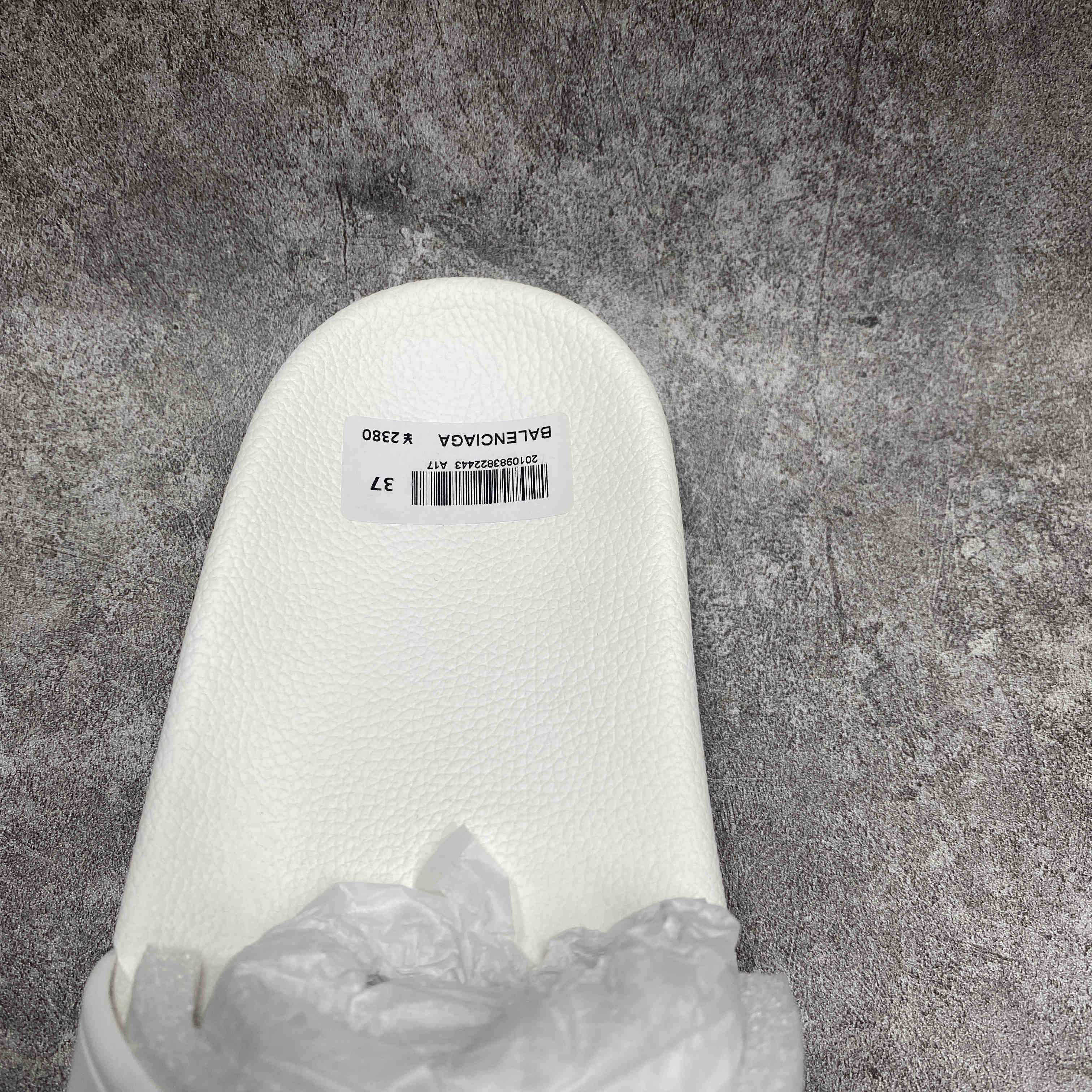 Ba*len*cia*ga pool slide white