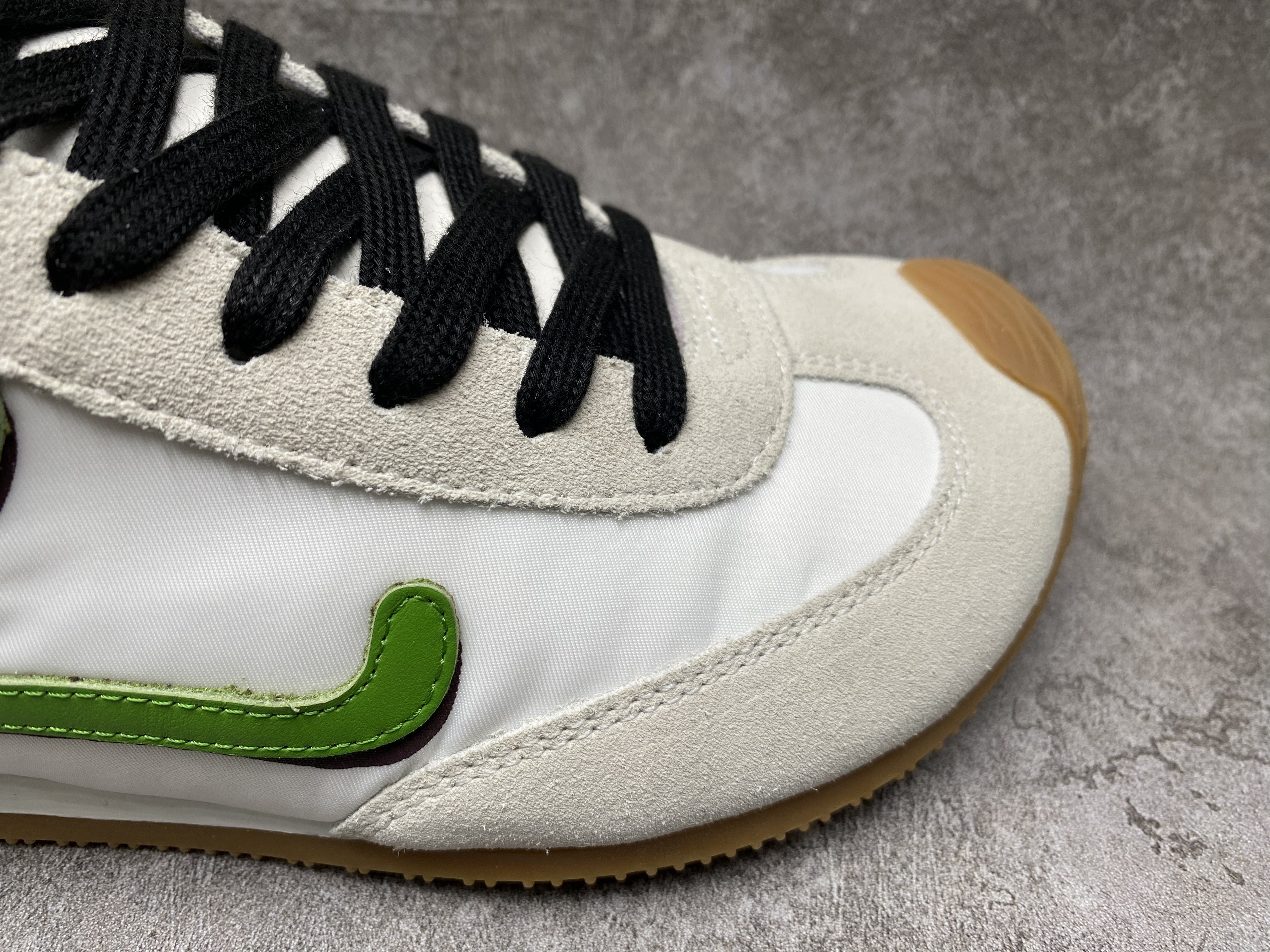 ua L0ew* sneakers