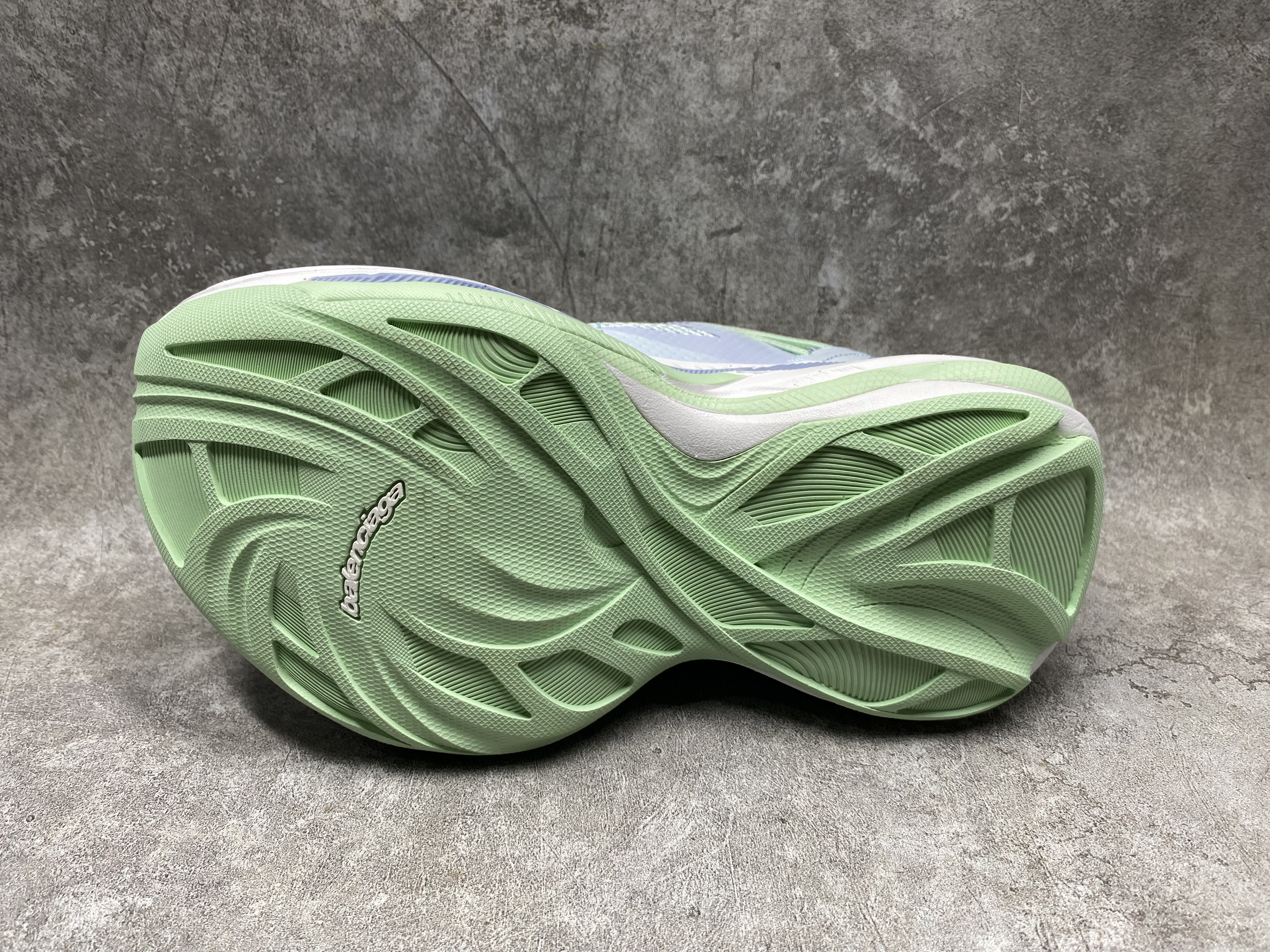 ua Ba*len*cia*ga jet sneakers(run one size large)