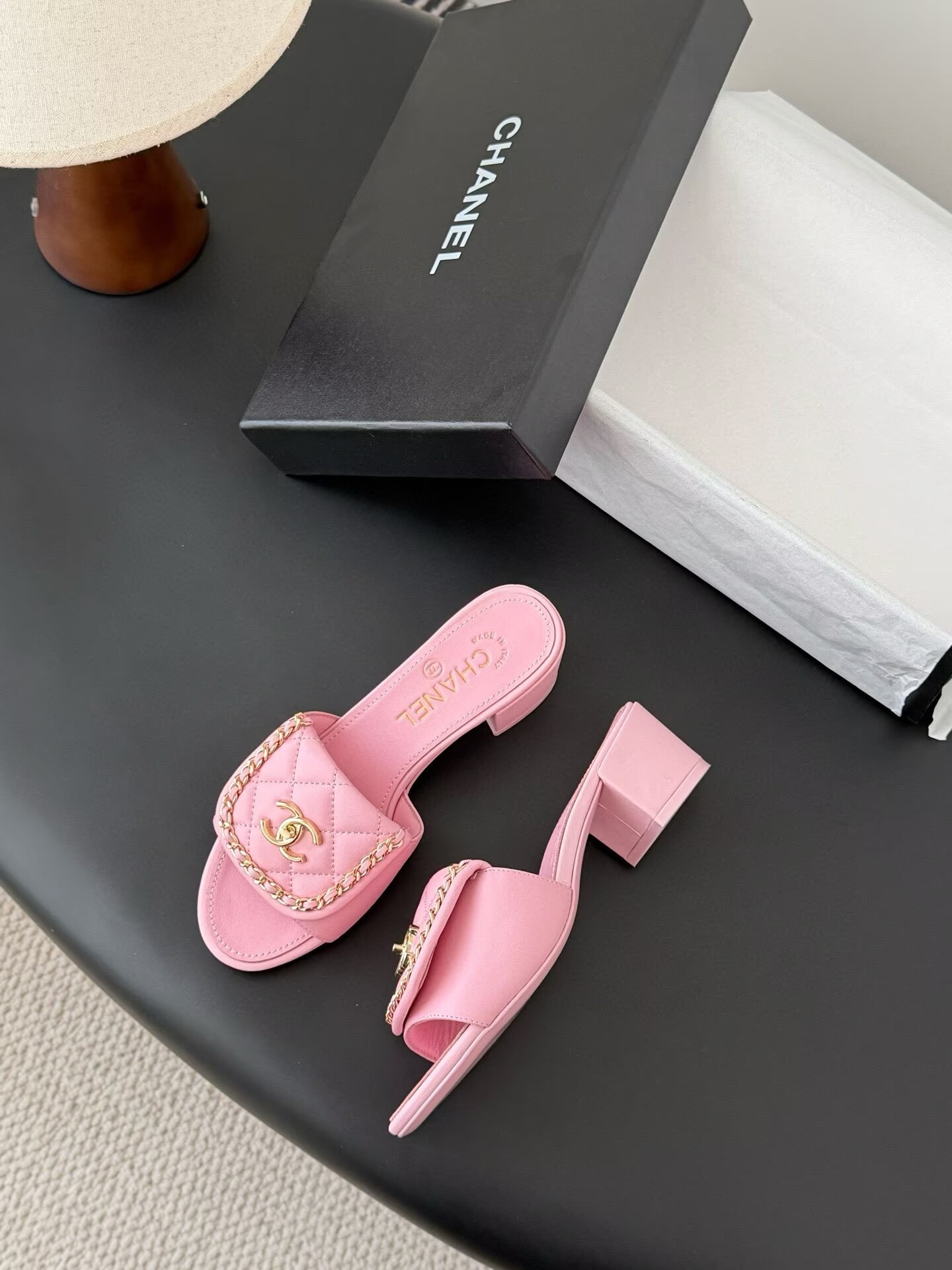 ua Ch*el slippers