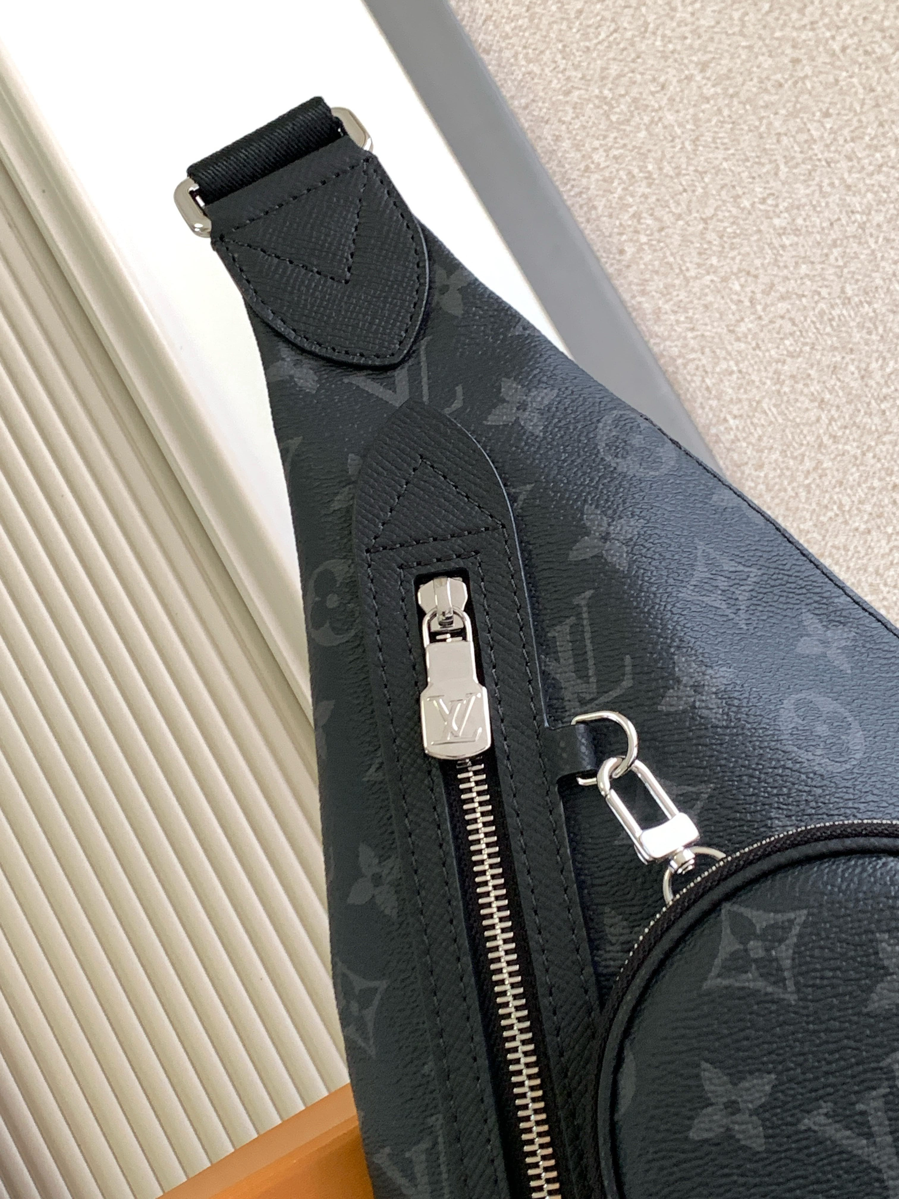 LV Duo Slingbag M30936 20x42x6cm