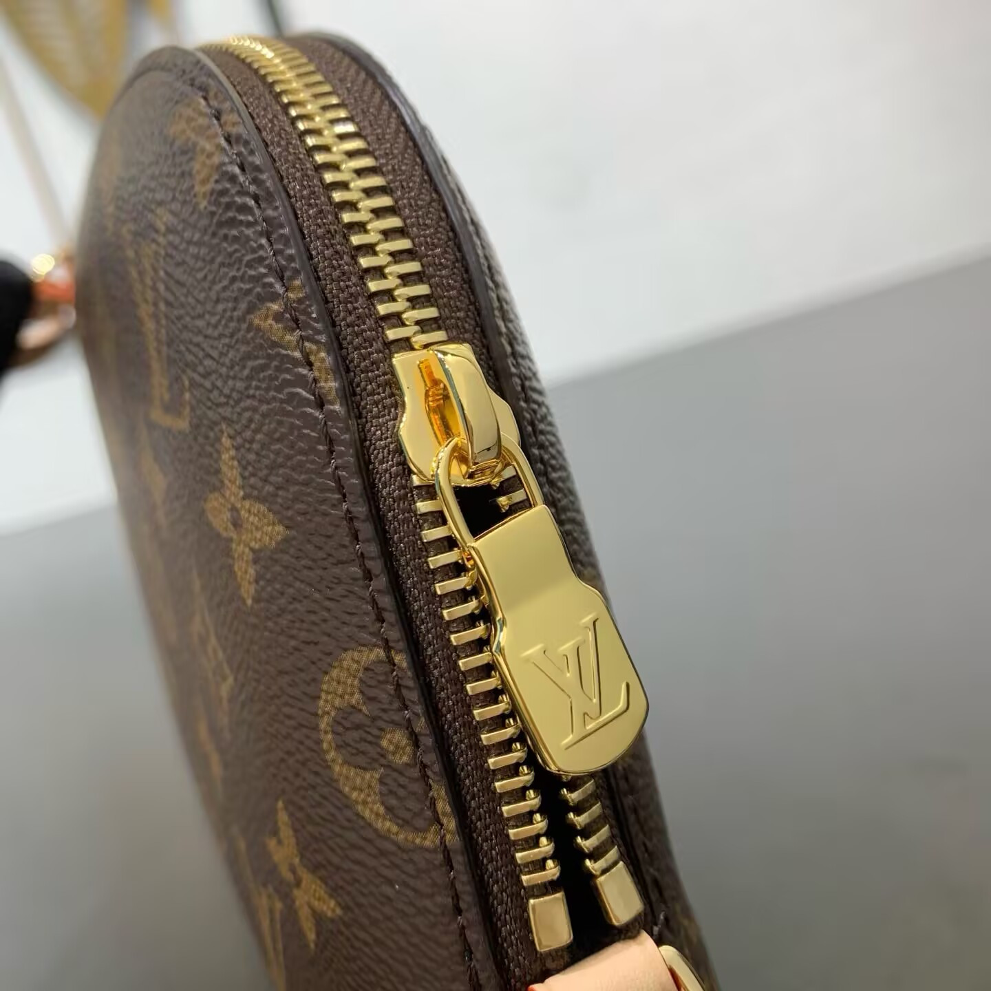 LV Tag Me Pouch M26787 24.5x17x4.5cm