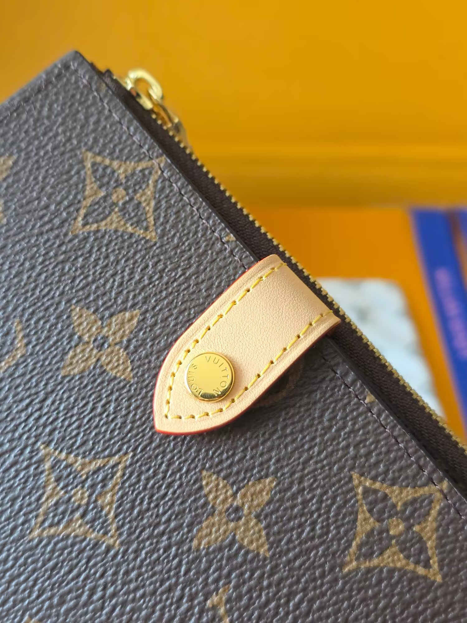 LV Locked Passport Cover M29550 14x10x2.5cm