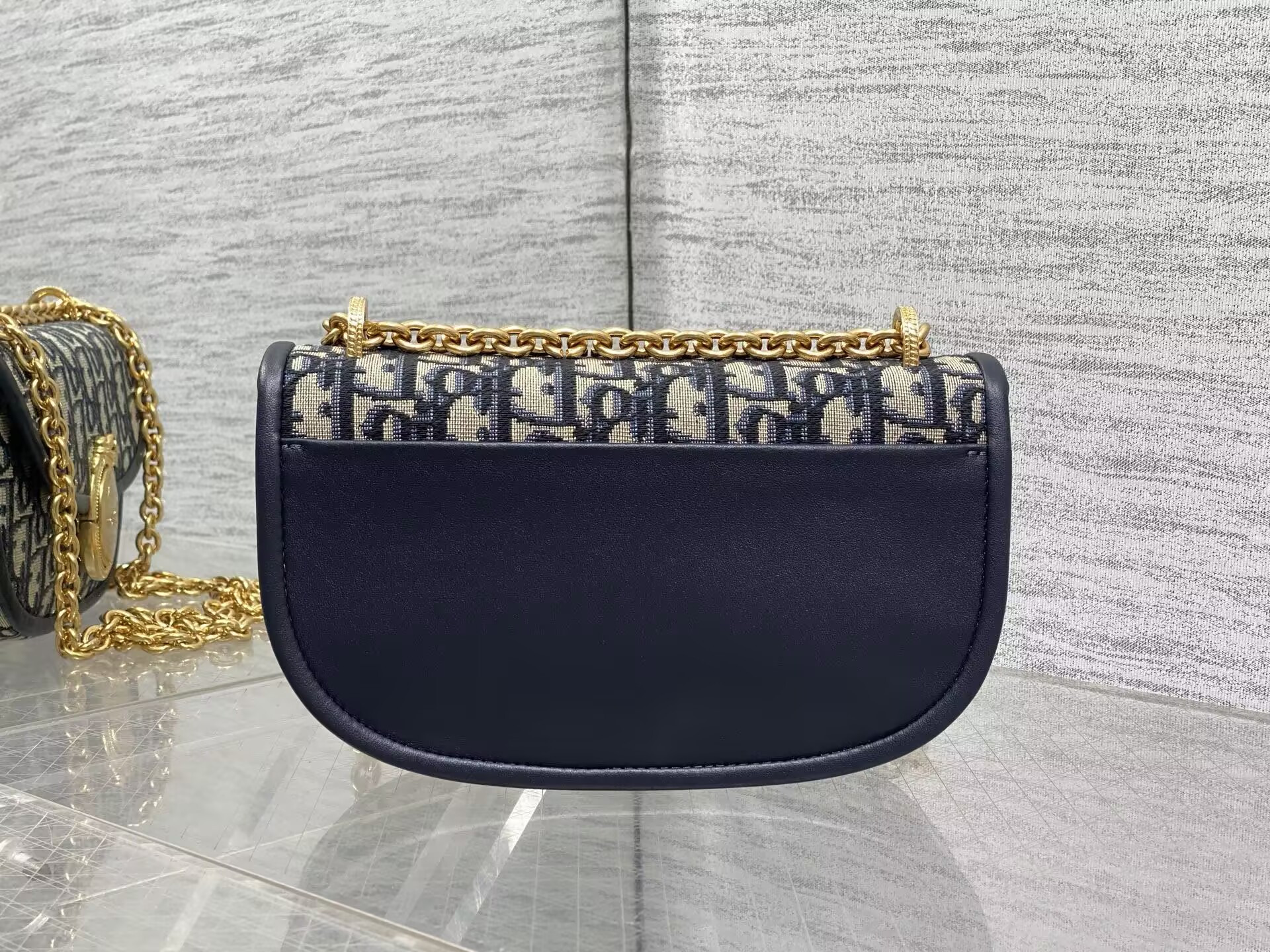 D*or small médaillon flap bag with chain 21 x 12 x 5.5 cm