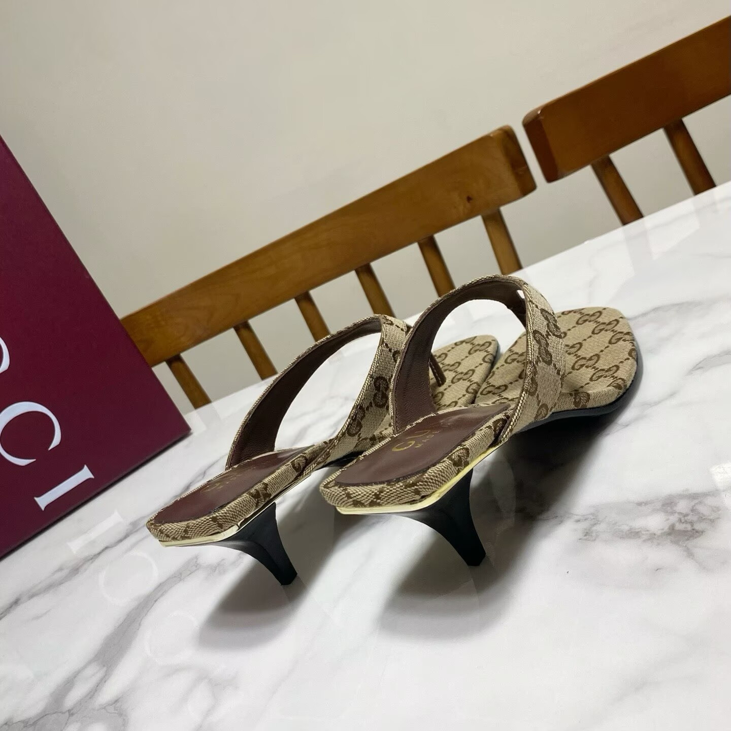 ua G*u*i vittoria thong slides