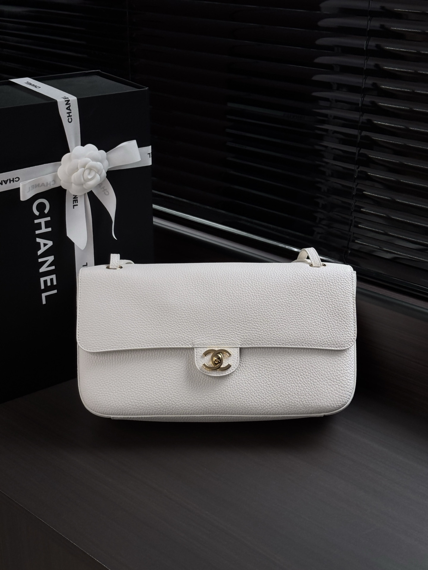 Ch*el maxi flap bag in white with gold-tone hardware as6231 19.5x32x10cm