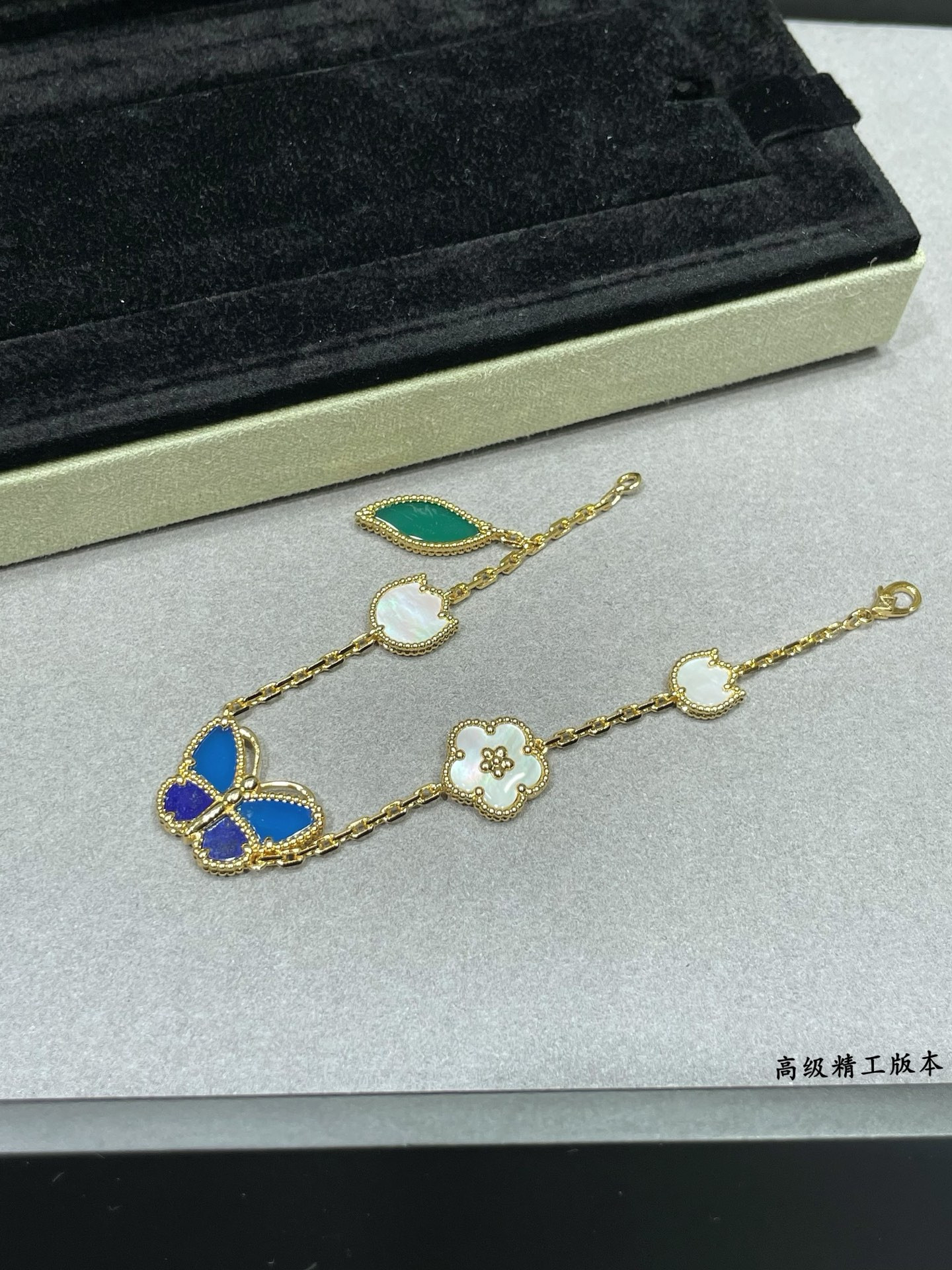 V*N CL*F & arpels bracelet