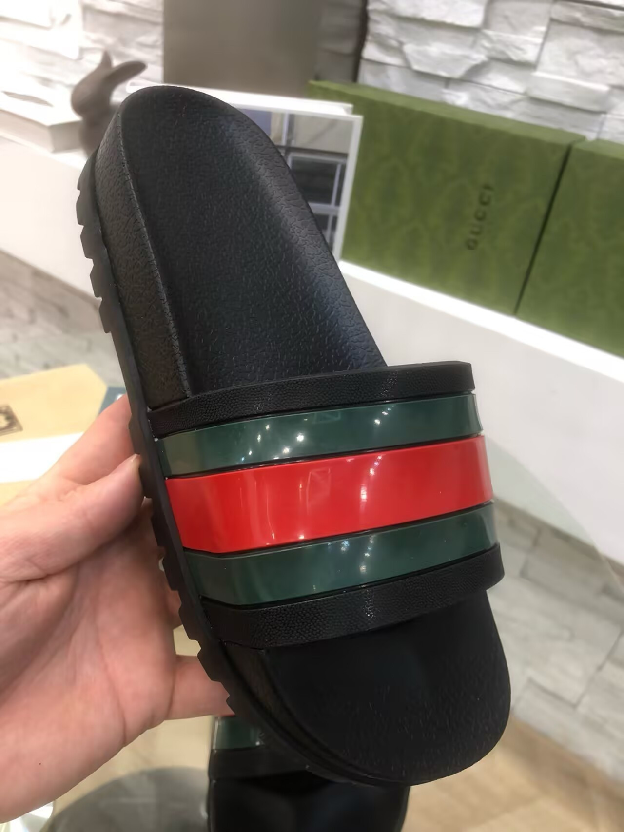 ua G*u*i slide
