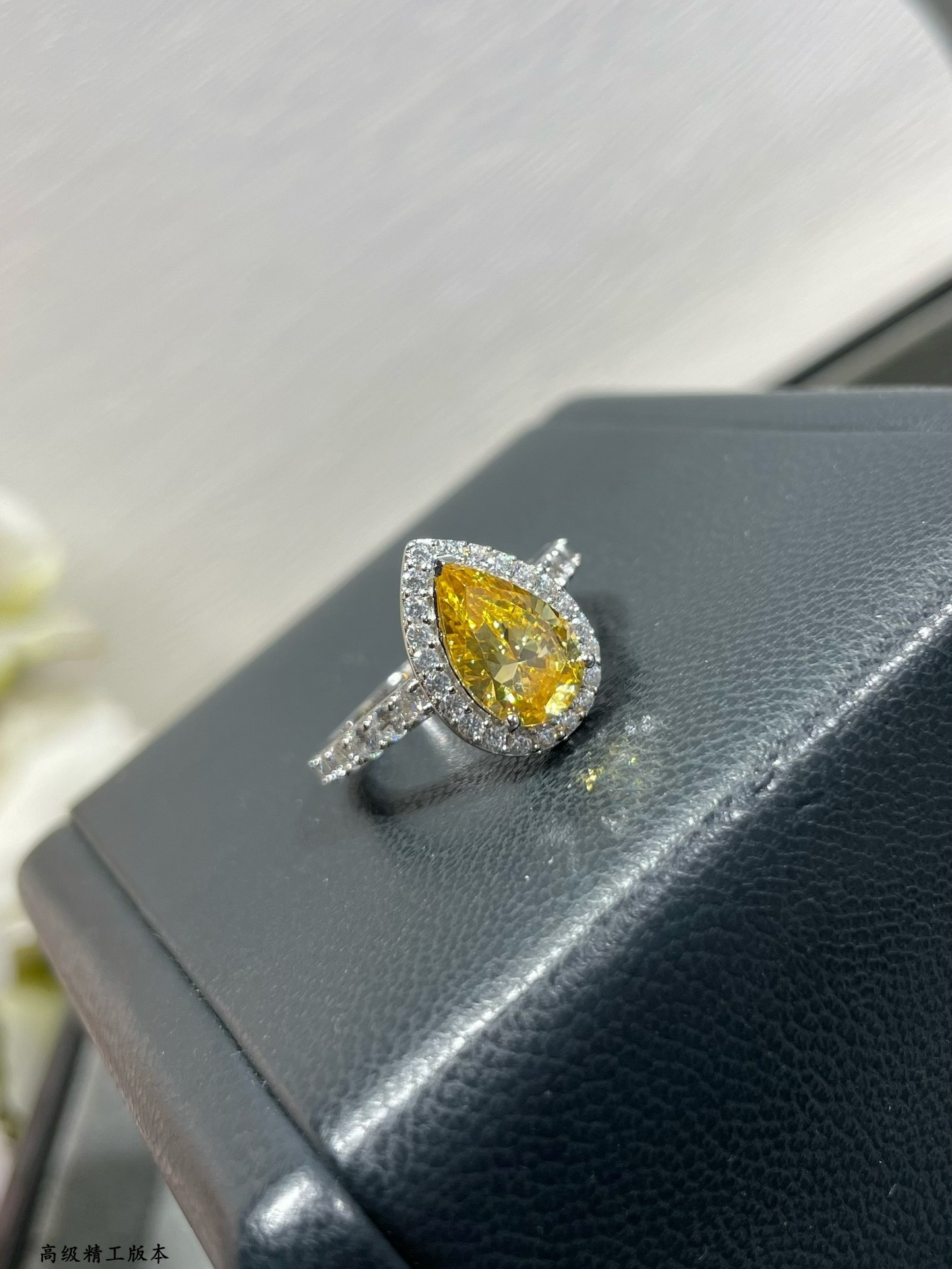 Gr*ff teardrop-shaped di*m*nd ring ag925