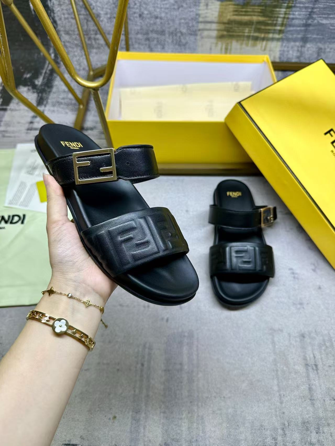 ua F**di feel black nappa leather slides