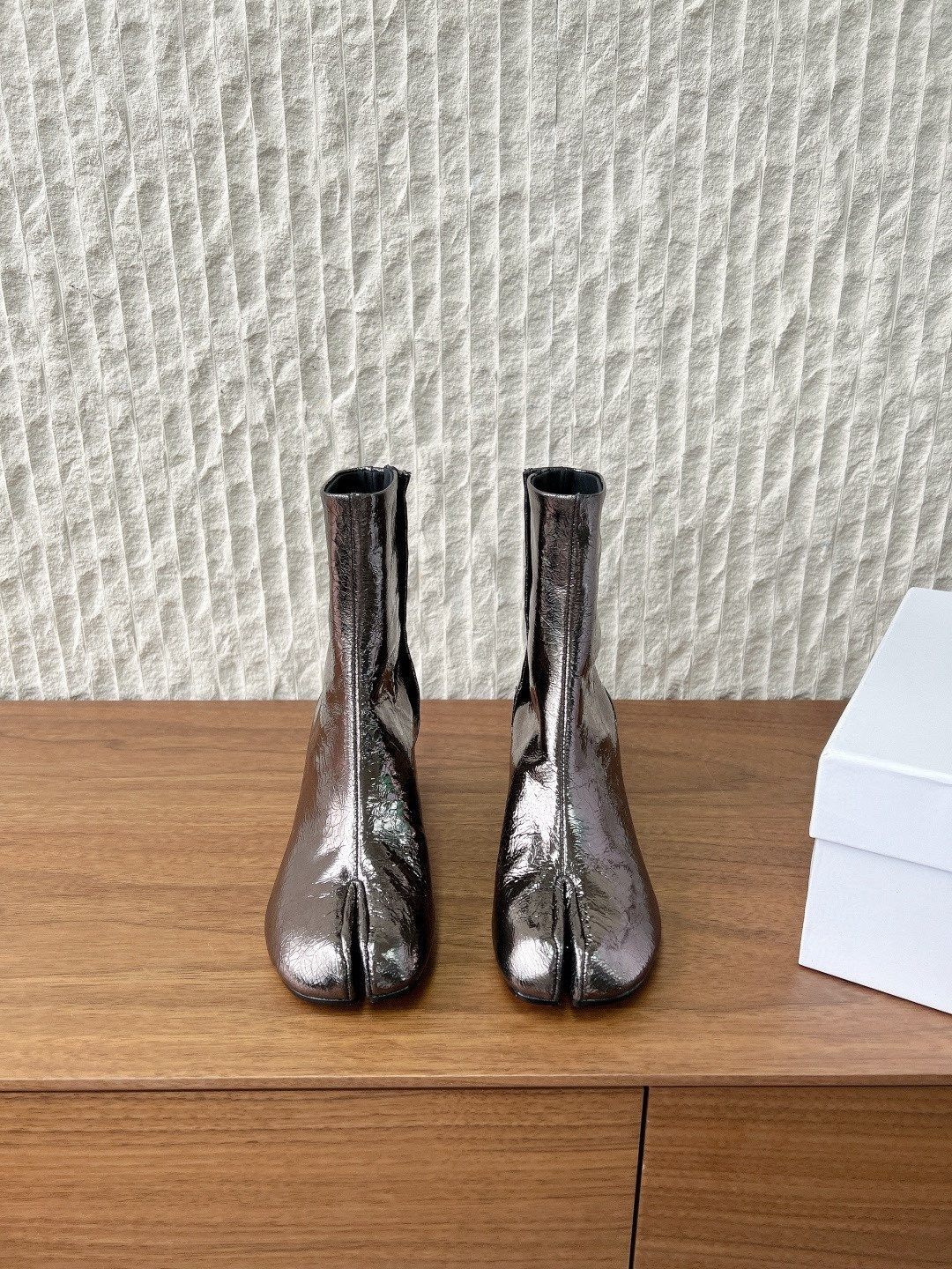 ua ma*s*n Ma*i*la tabi mirror boots