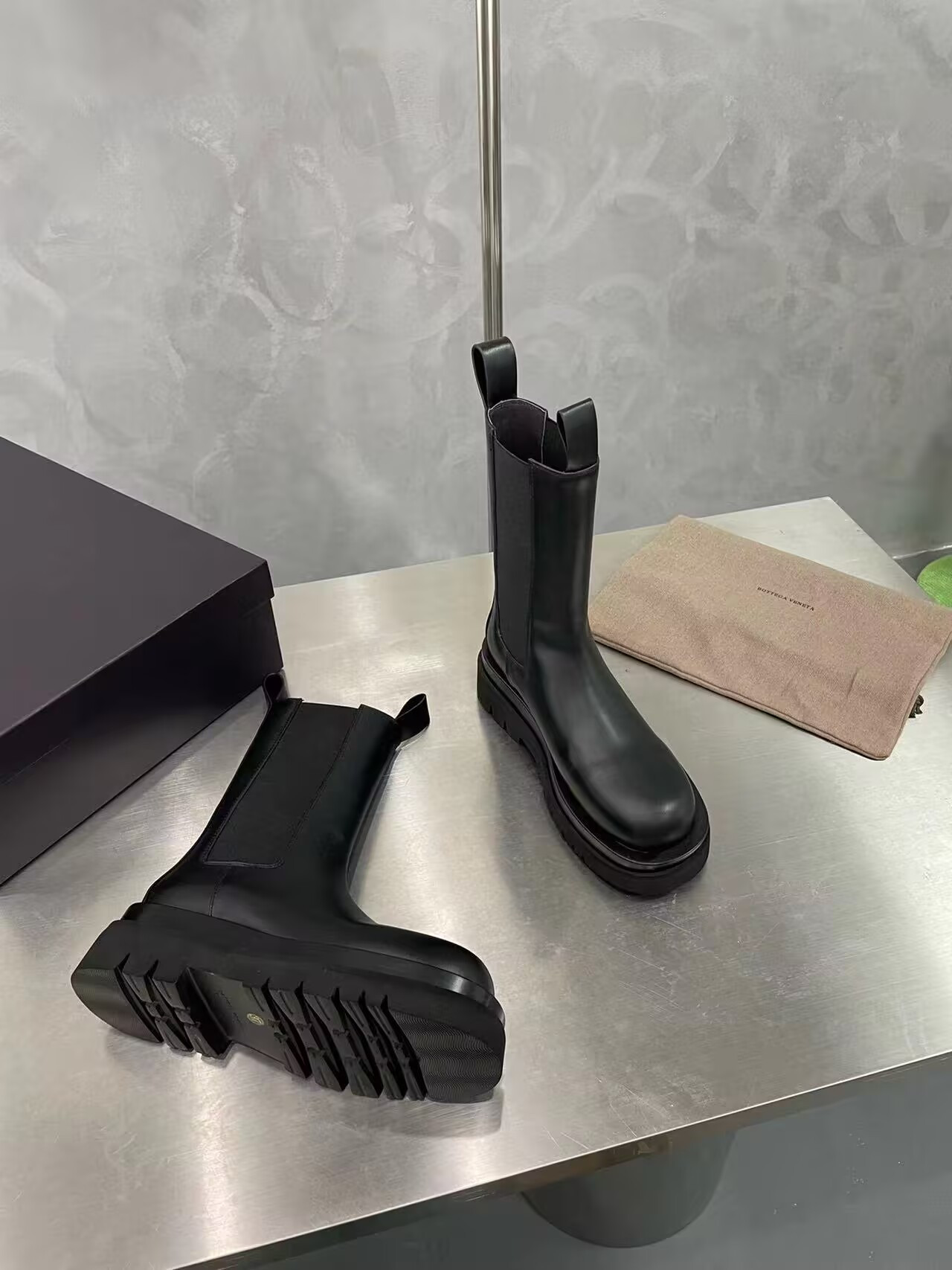 ua bo*te*ga Ve*ne*ta lug chelsea boot