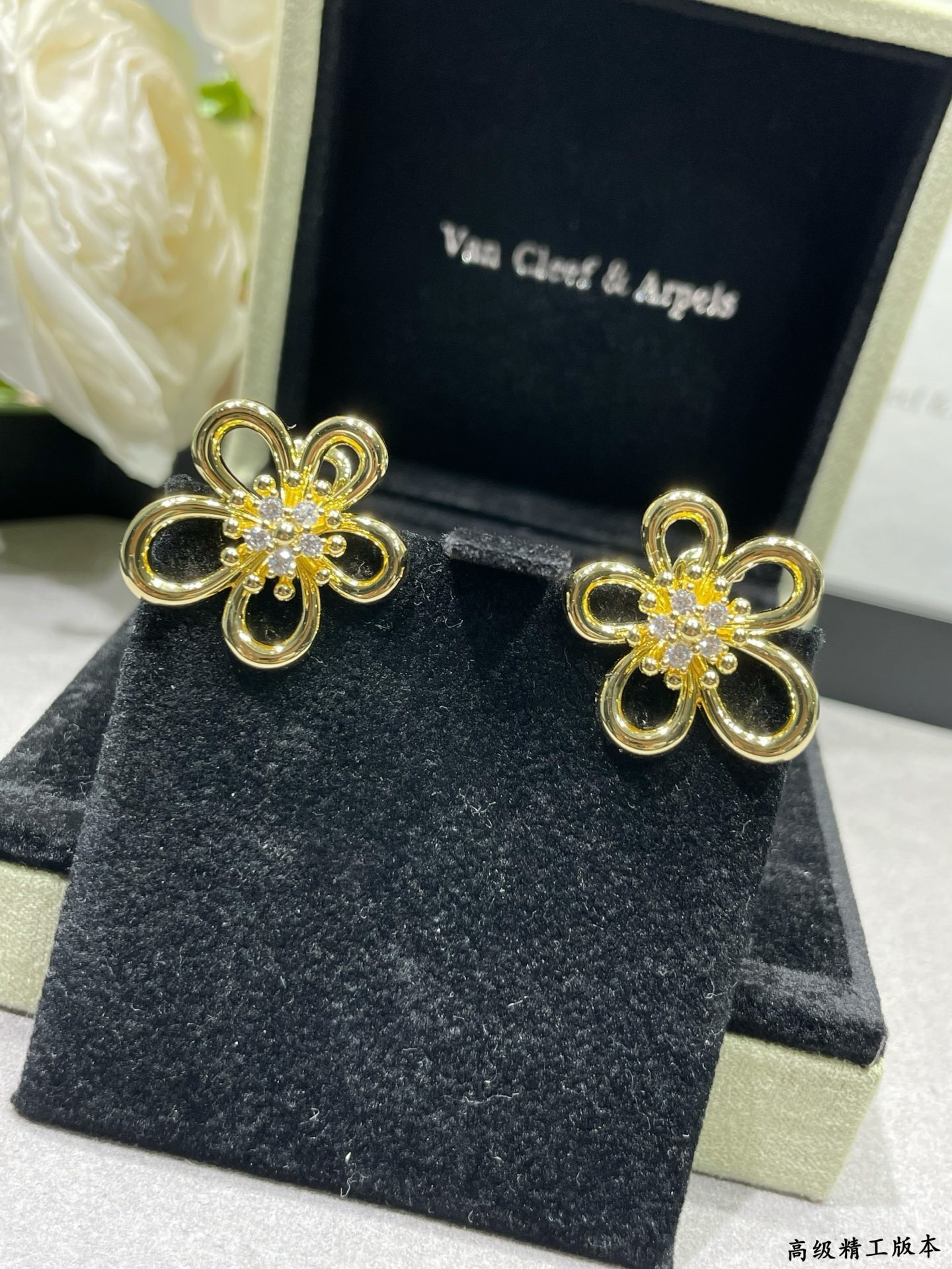 V*N CL*F & arpels flowerlace earrings