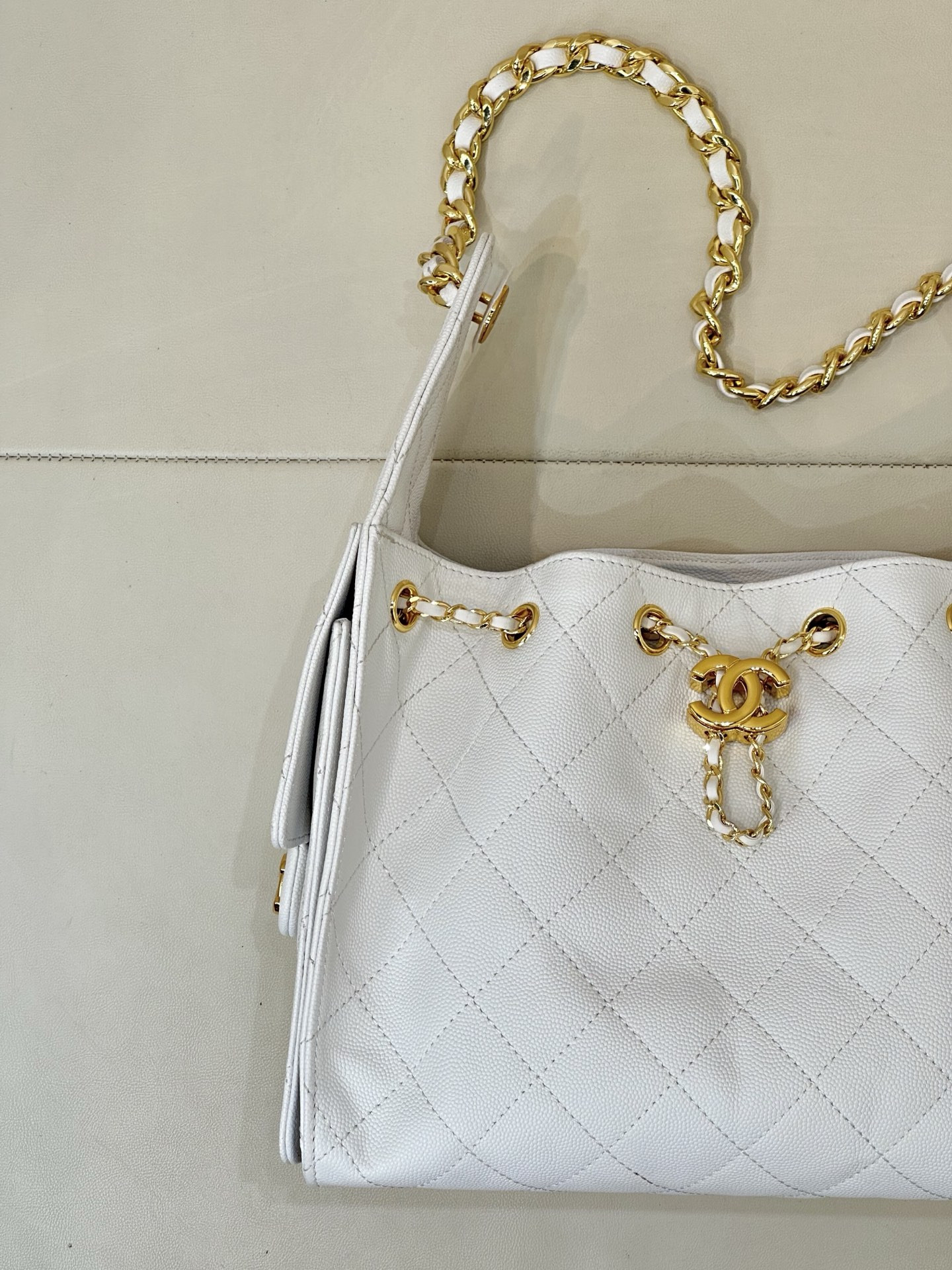 Ch*el 25c bucket bag polished gold hardware with red lining as5293 26x30x14cm