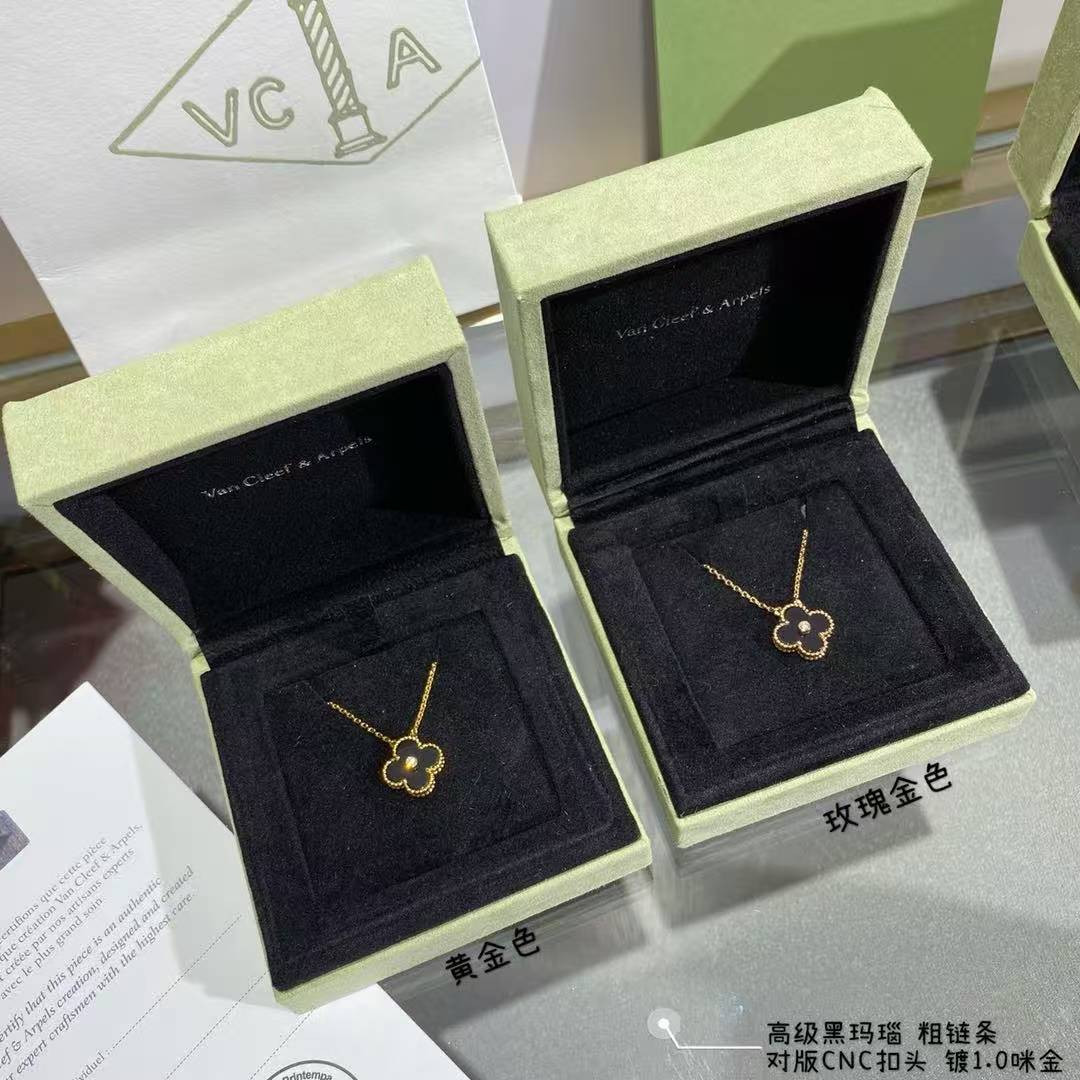 V*N CL*F & arpels medium classic four leaf clover necklace diameter approx 1.5cm chain length approx 40+5cm
