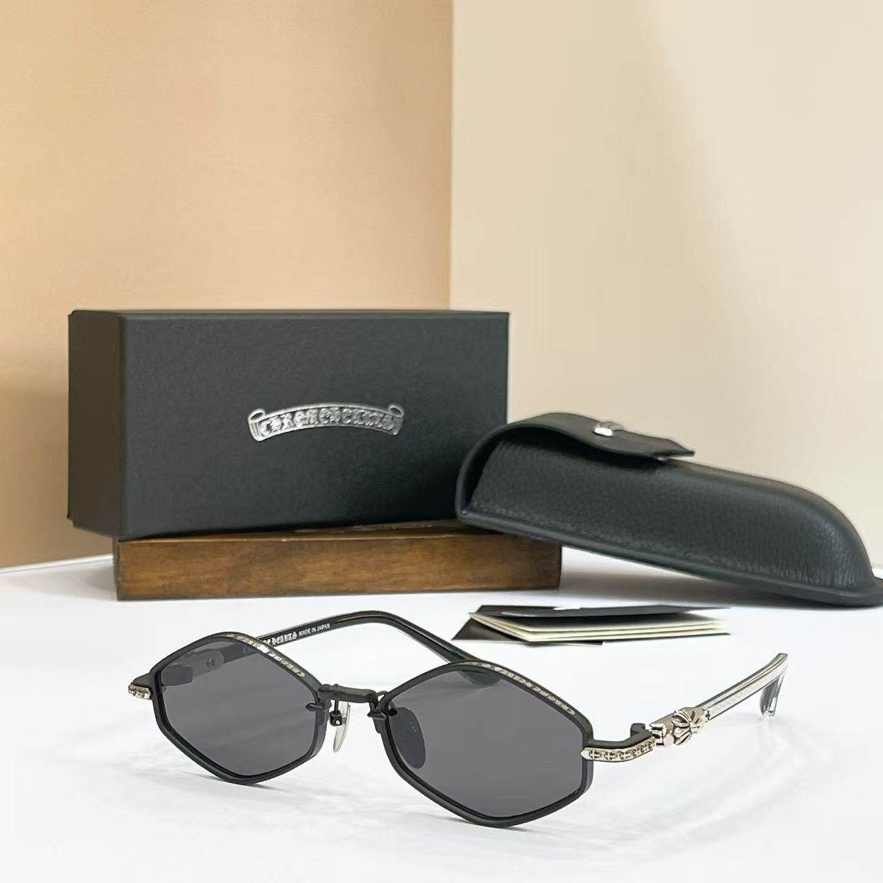 Ch**me He**ts glasses