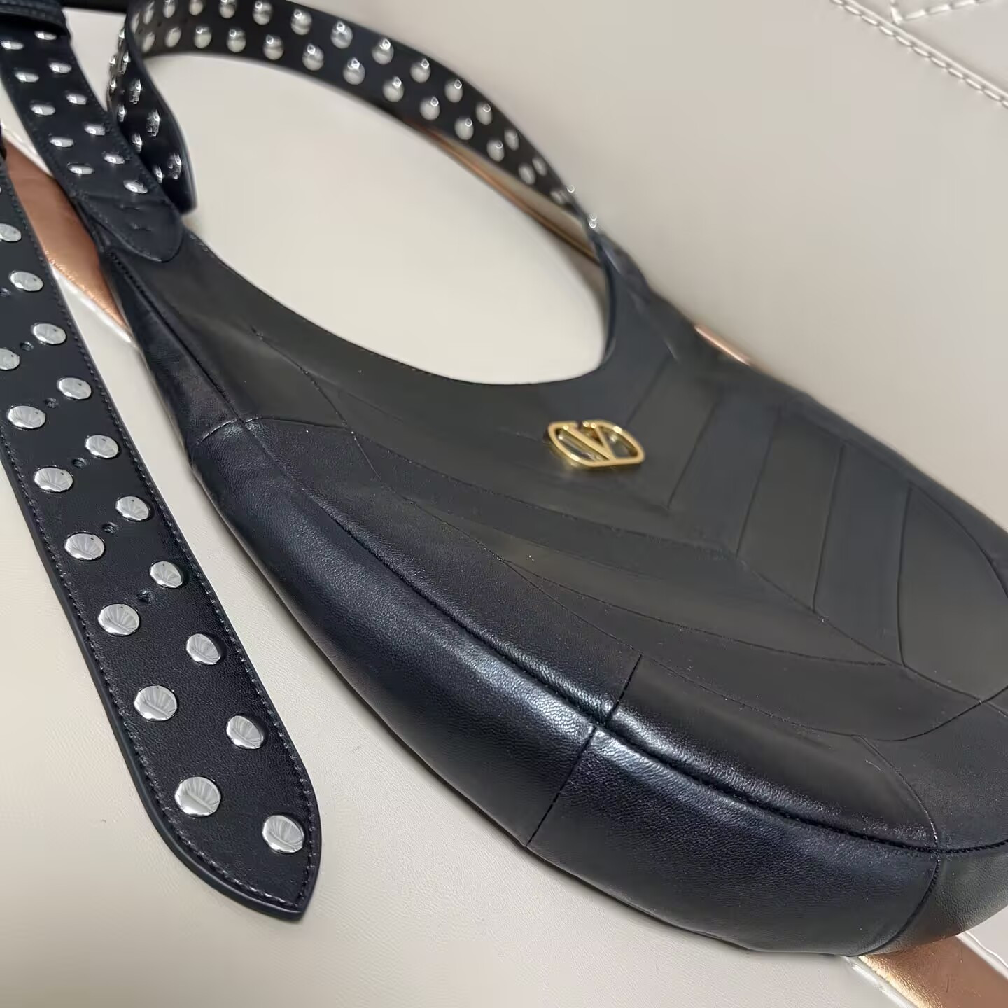 Va1e*ntin0 garavani hoboho nappa leather hobo bag 35x27x4cm