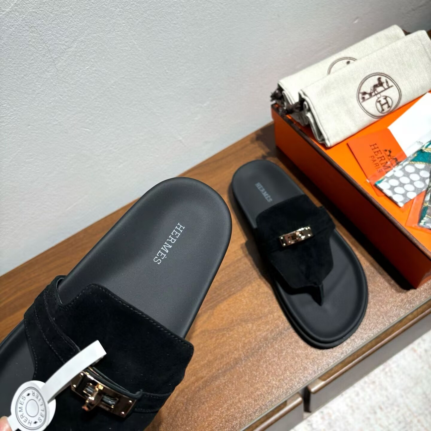 ua H**me5 empire sandal gold hardware