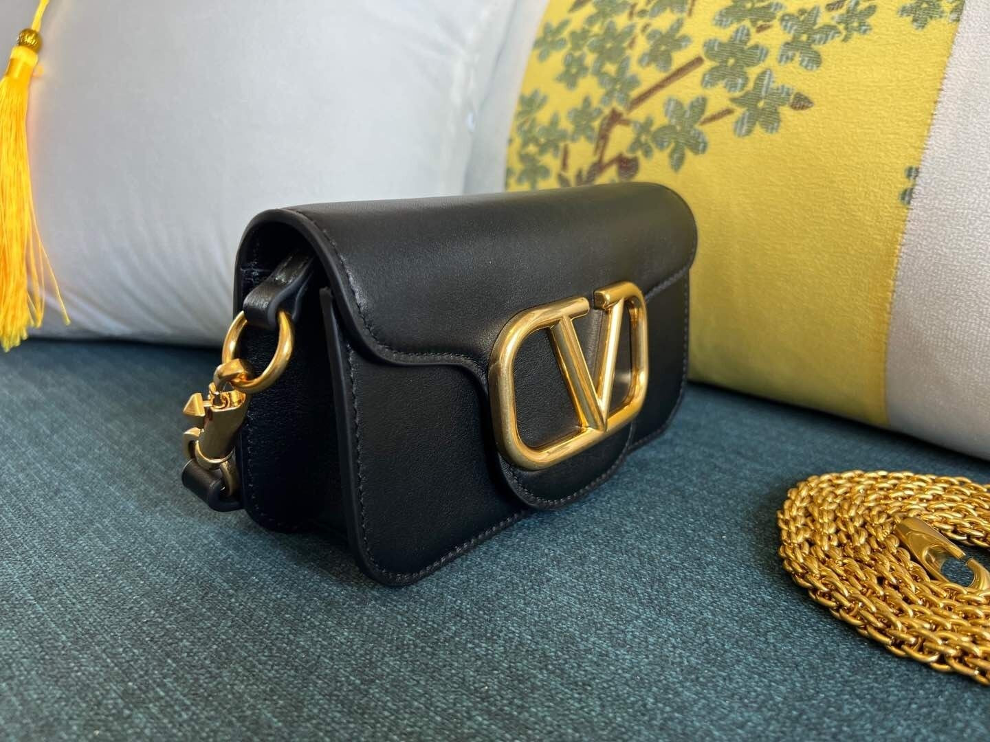 Va1e*ntin0 garavani locò small shoulder bag in calfskin 20x11x5cm