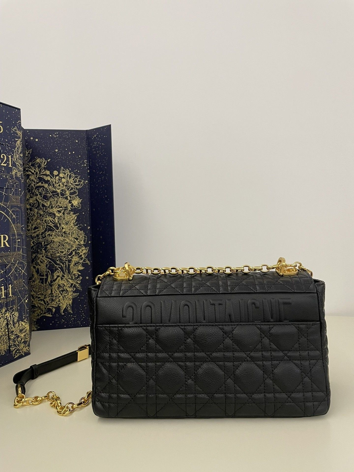 medium d*or caro bag S*pple cannage calfskin 25.5 x 15.5 x 8 cm