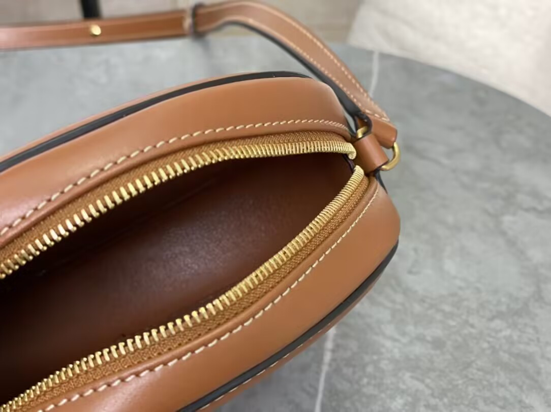 Ce**e small calfskin cuir triomphe oval crossbody 20x15x6cm