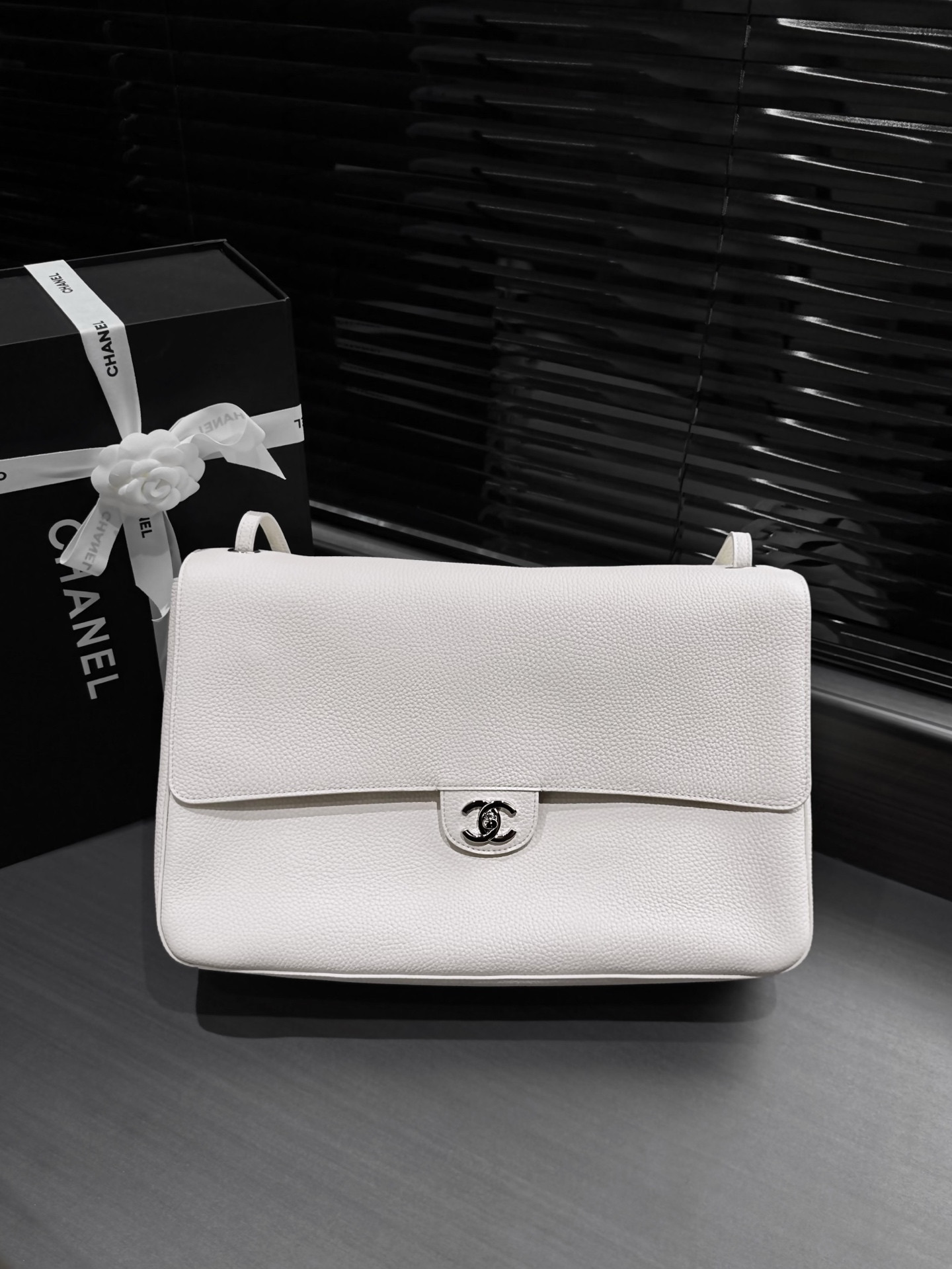 Ch*el maxi flap bag in white with silver-tone hardware as6233 26x38.5x11cm