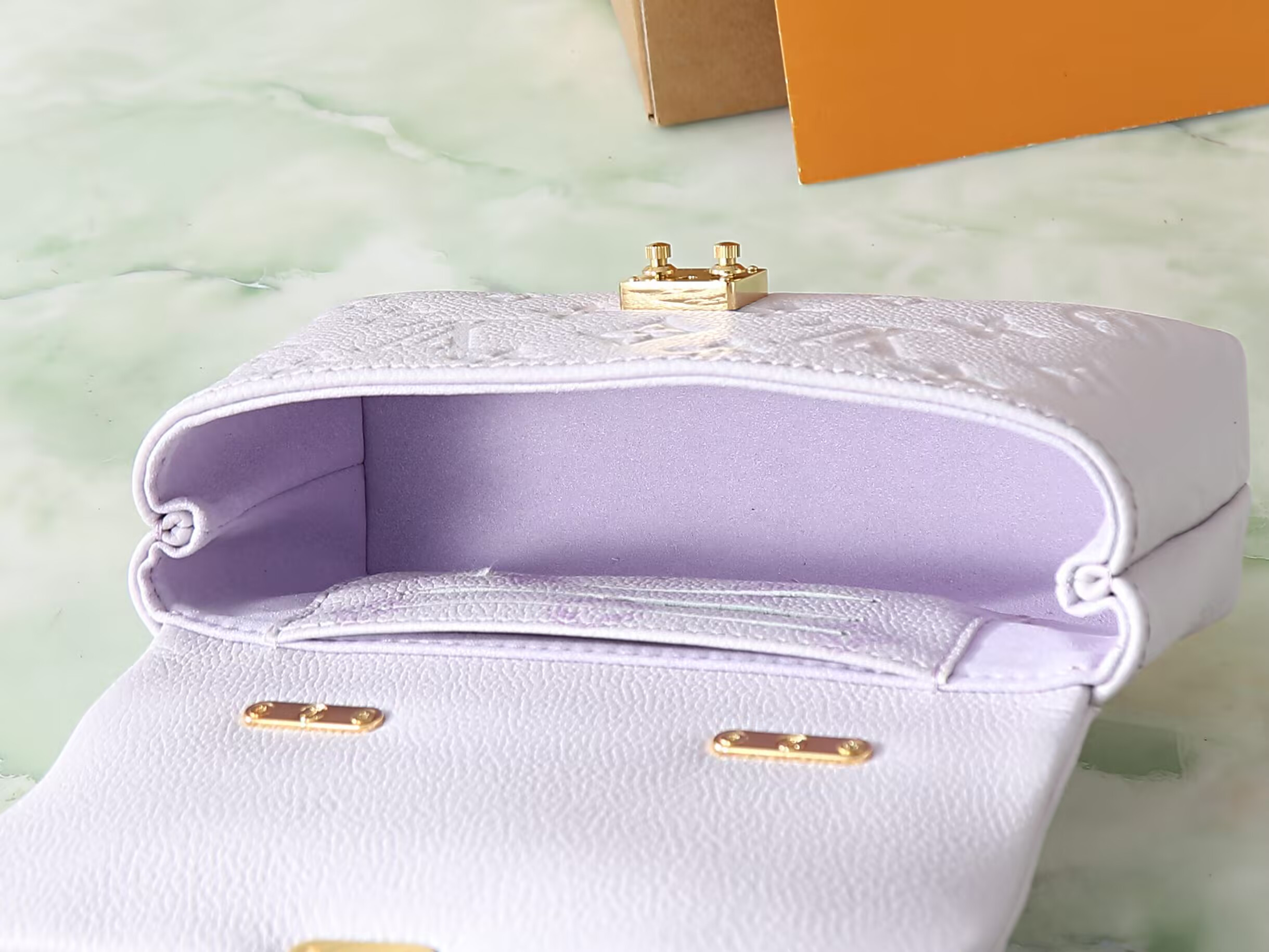 LV Nano Madeleine M29380 21x12.5x6cm