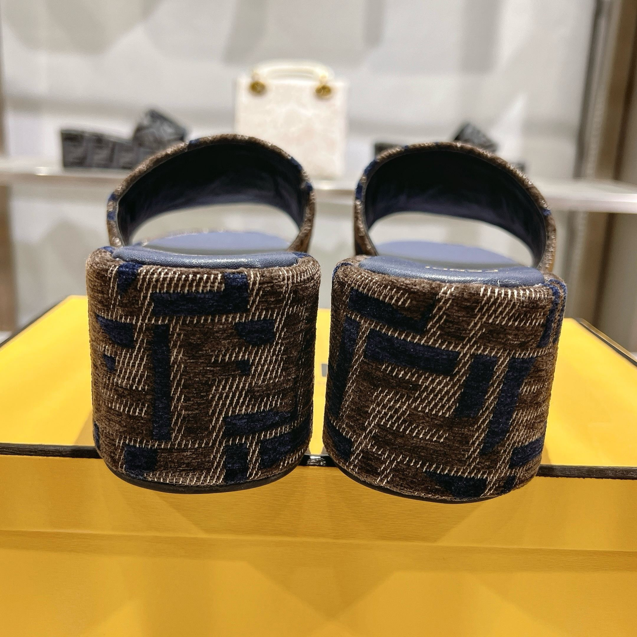ua F**di sunshine ff chenille jacquard platform sandals