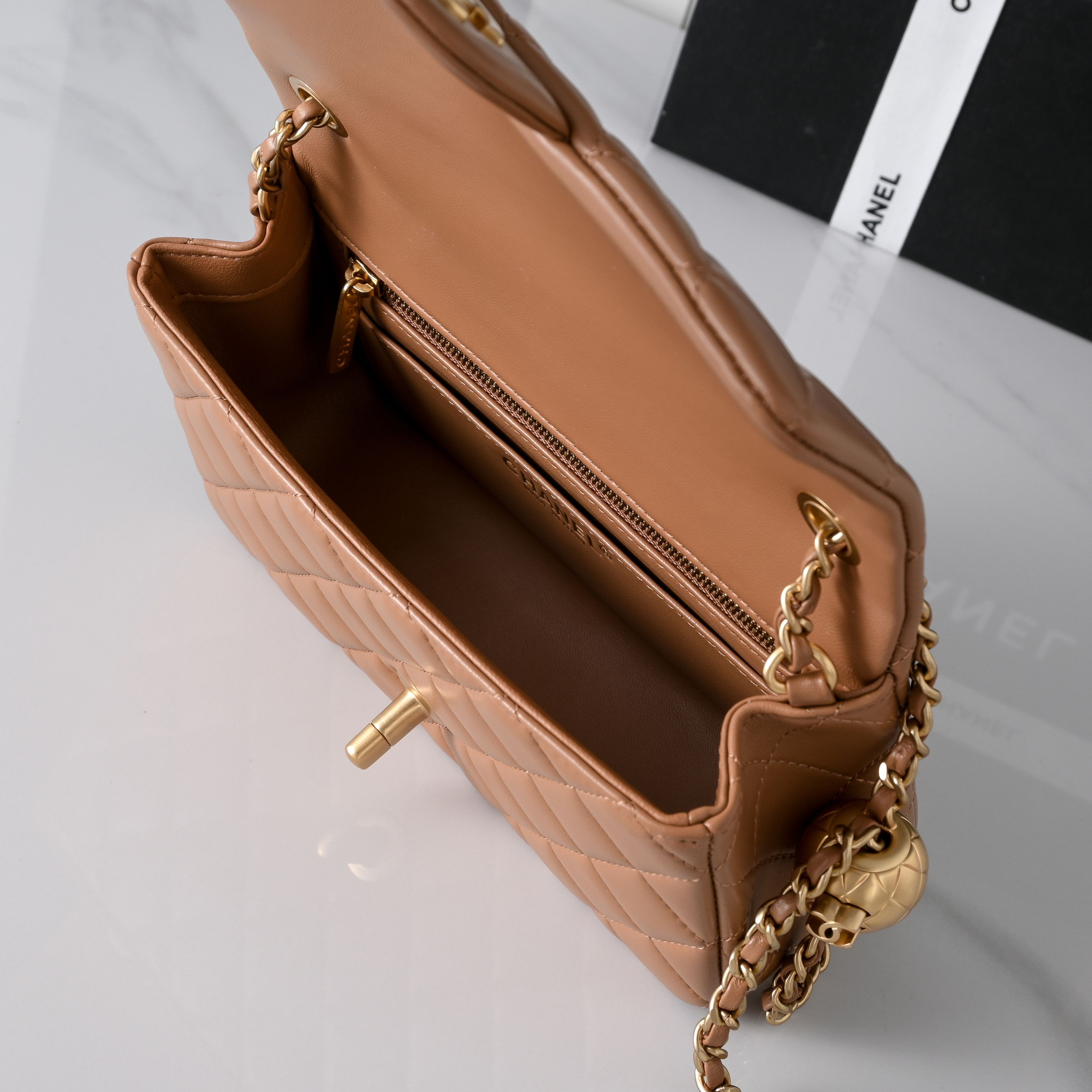 Ch*el flap bag caramel as1787 20x13x7cm