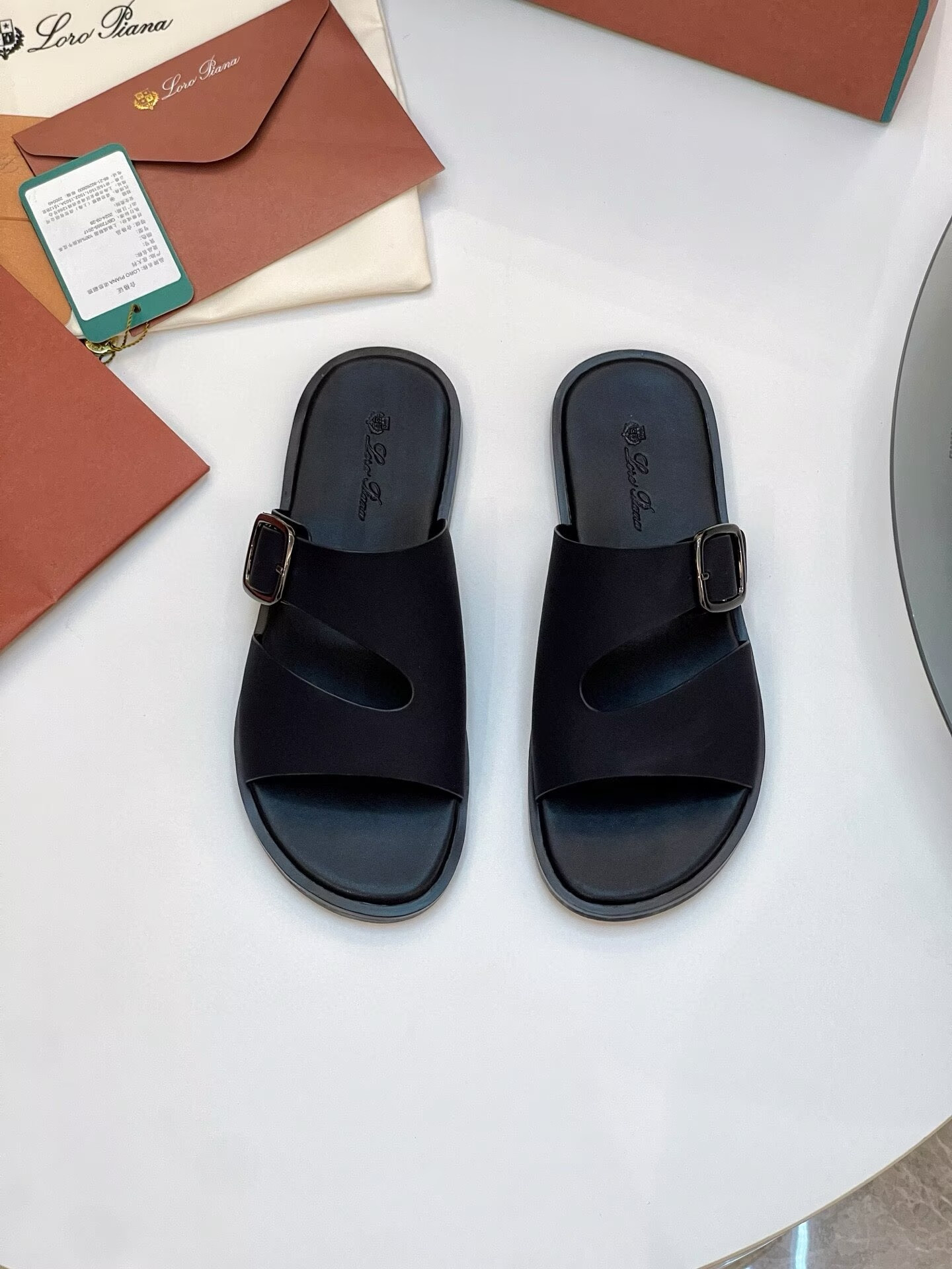 ua L**o p*ana sandals