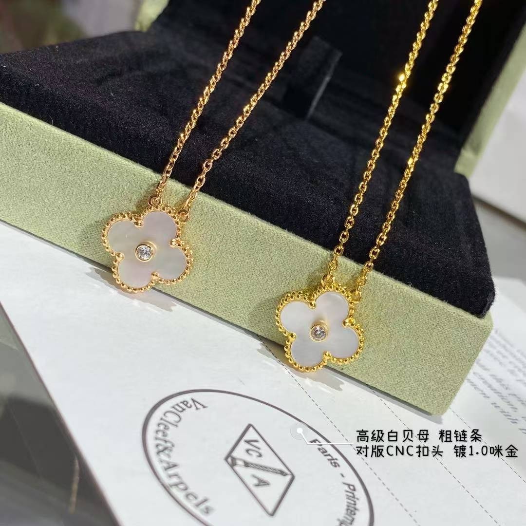 V*N CL*F & arpels medium classic four leaf clover necklace diameter approx 1.5cm chain length approx 40+5cm