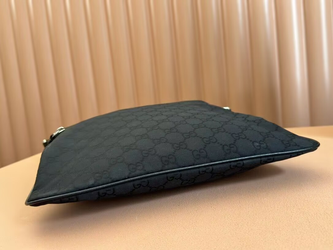 G*u*i shoulder bag 30.5x33x2cm