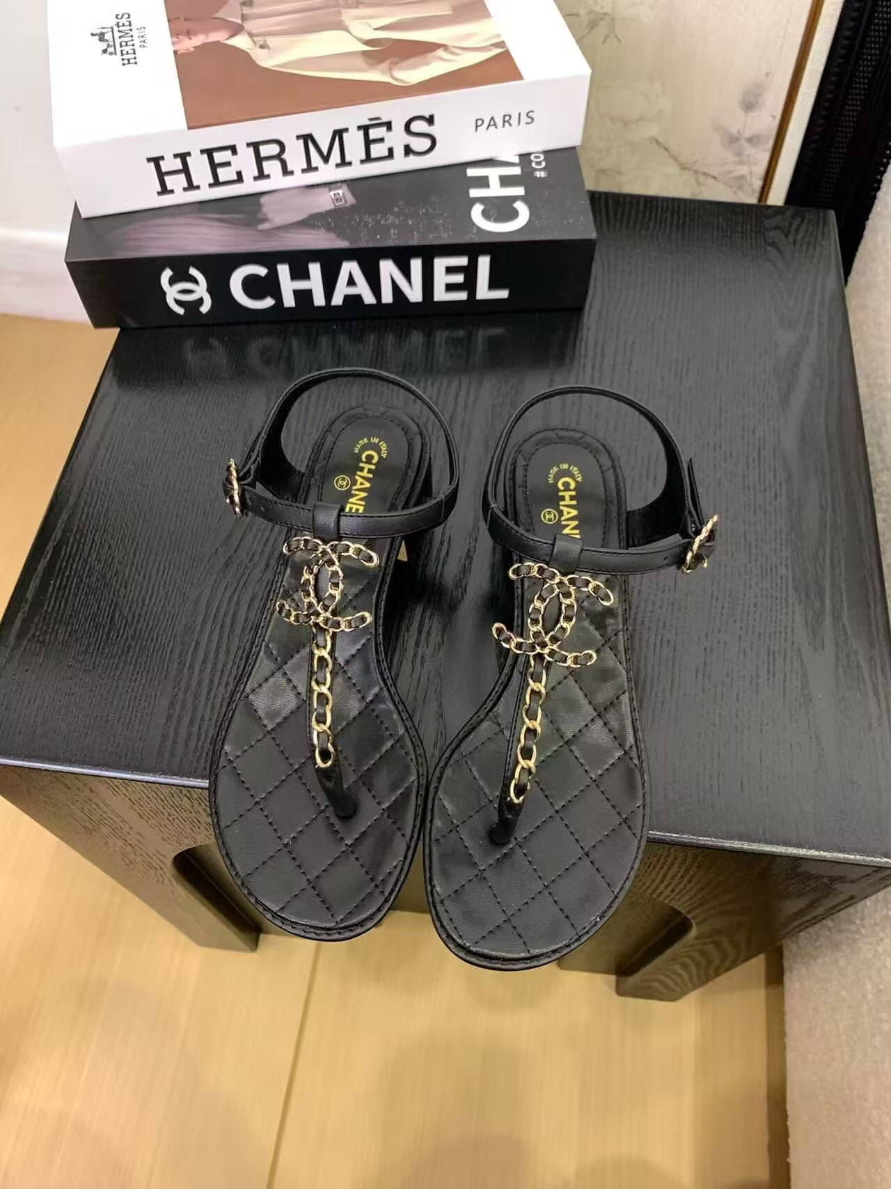 ua Ch*el thong sandals