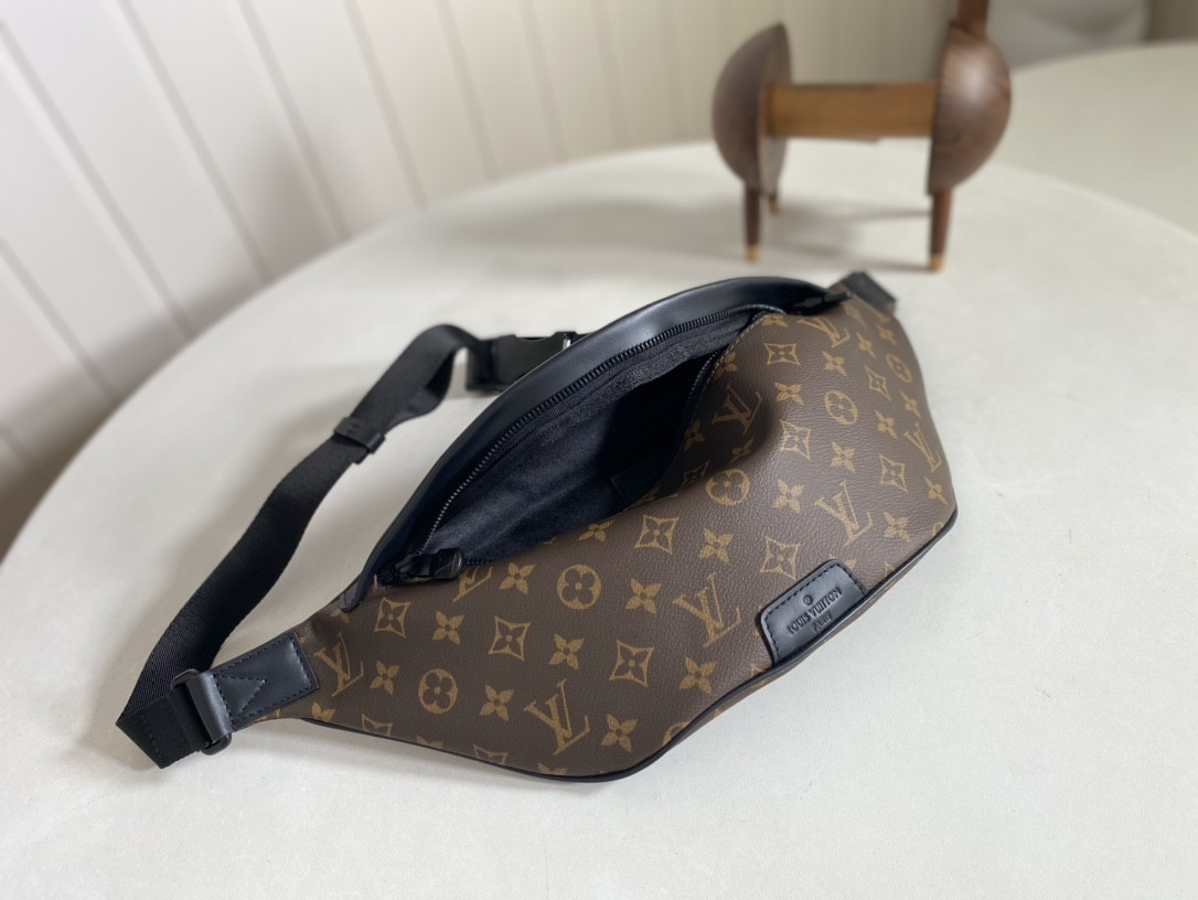 LV DISCOVERY BUMBAG 47x20x9 CM