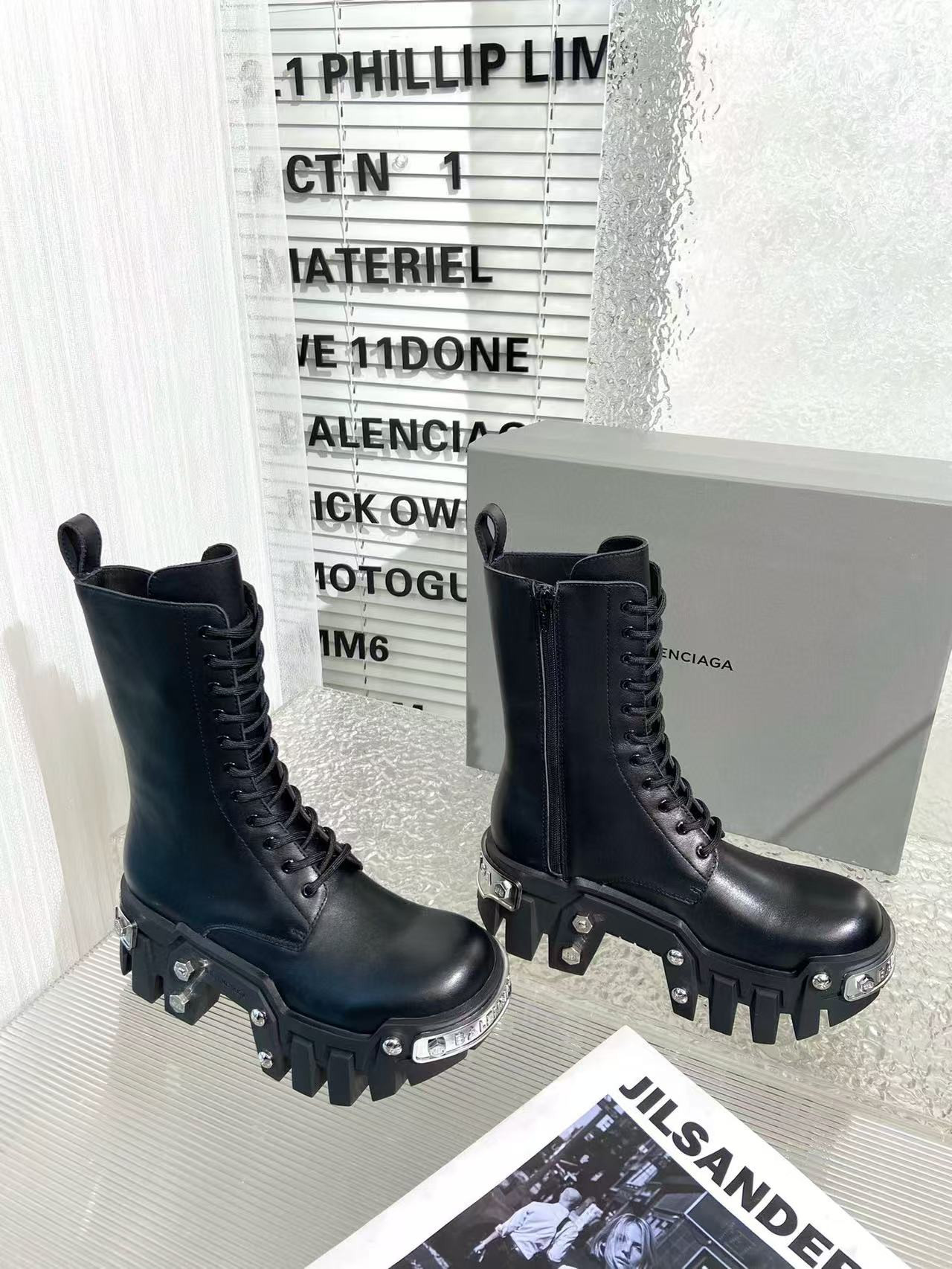 ua Ba*len*cia*ga boots