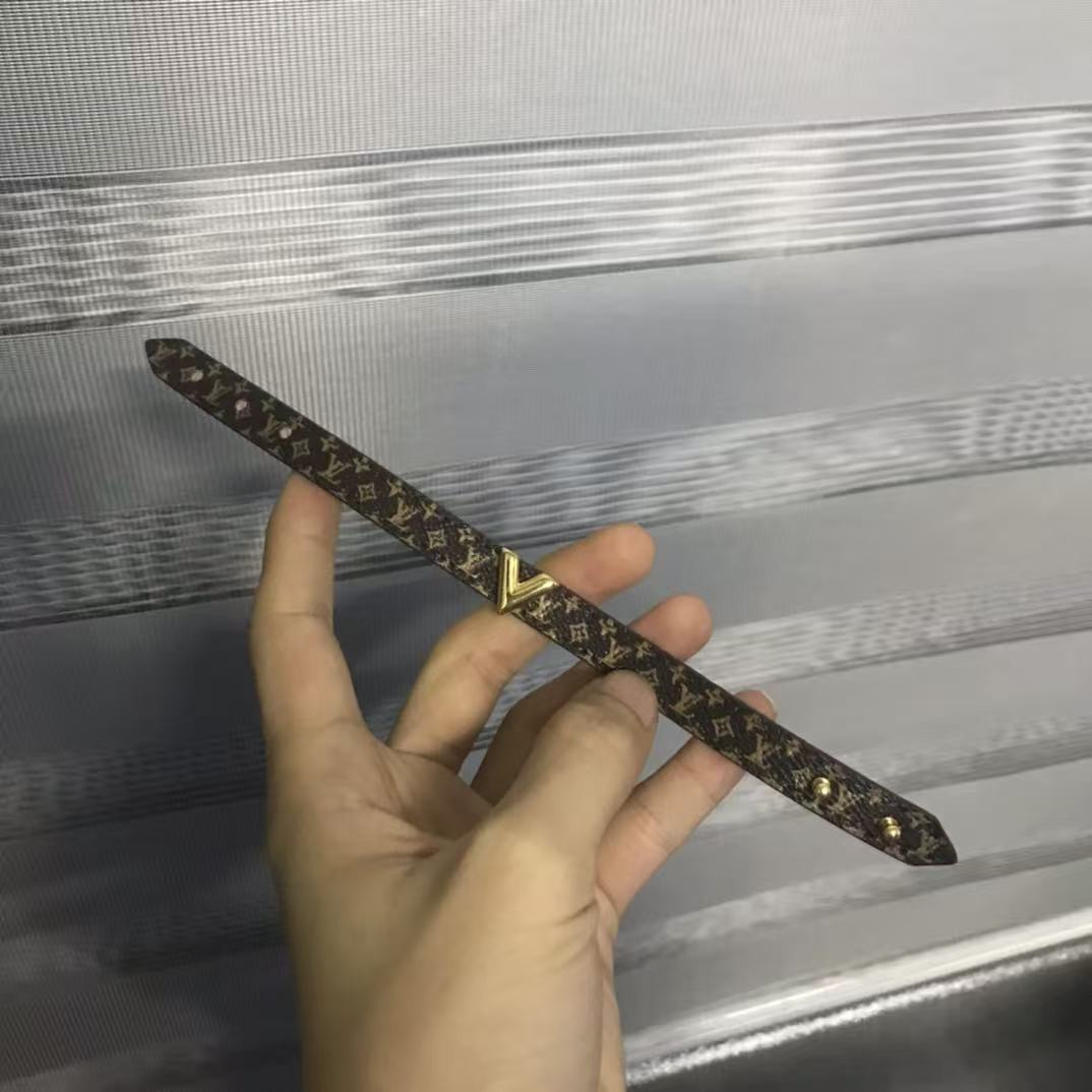 l0*is V*t0n essential v bracelet