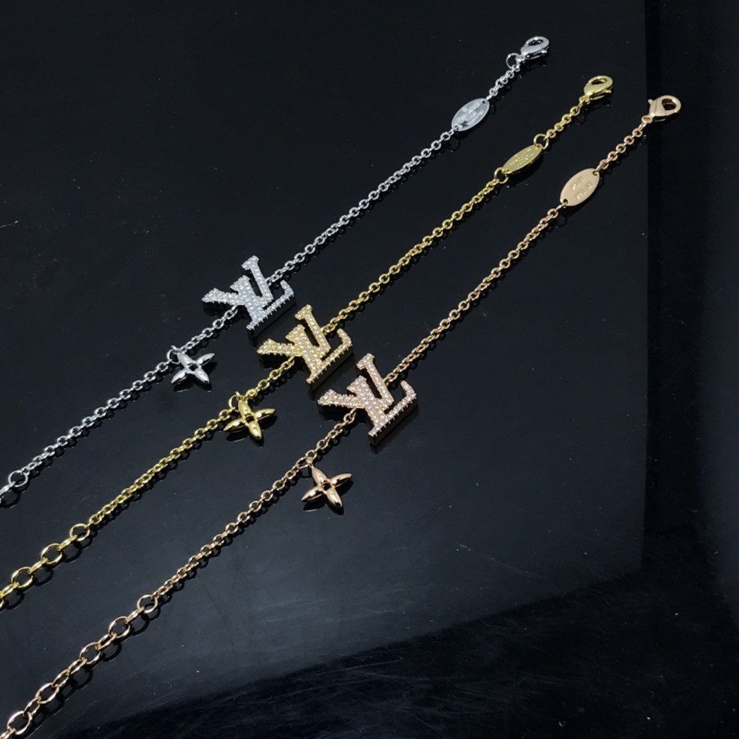 l0*is V*t0n bracelet approximately 17cm