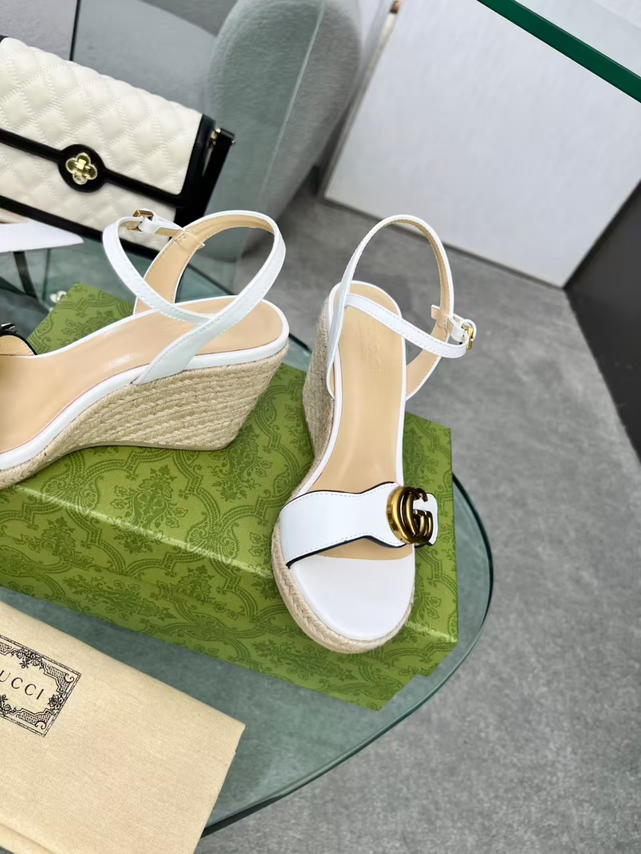 ua G*u*i sandals
