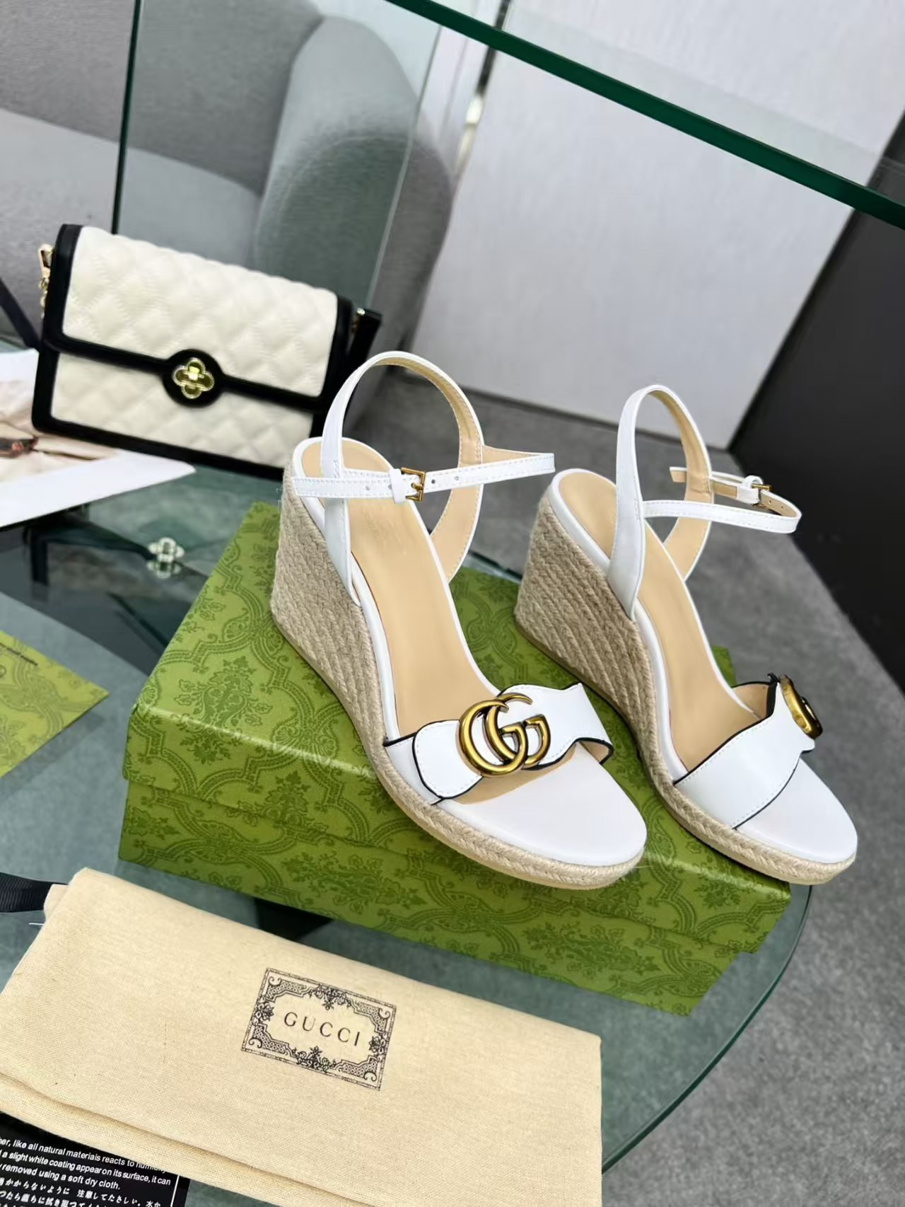 ua G*u*i sandals
