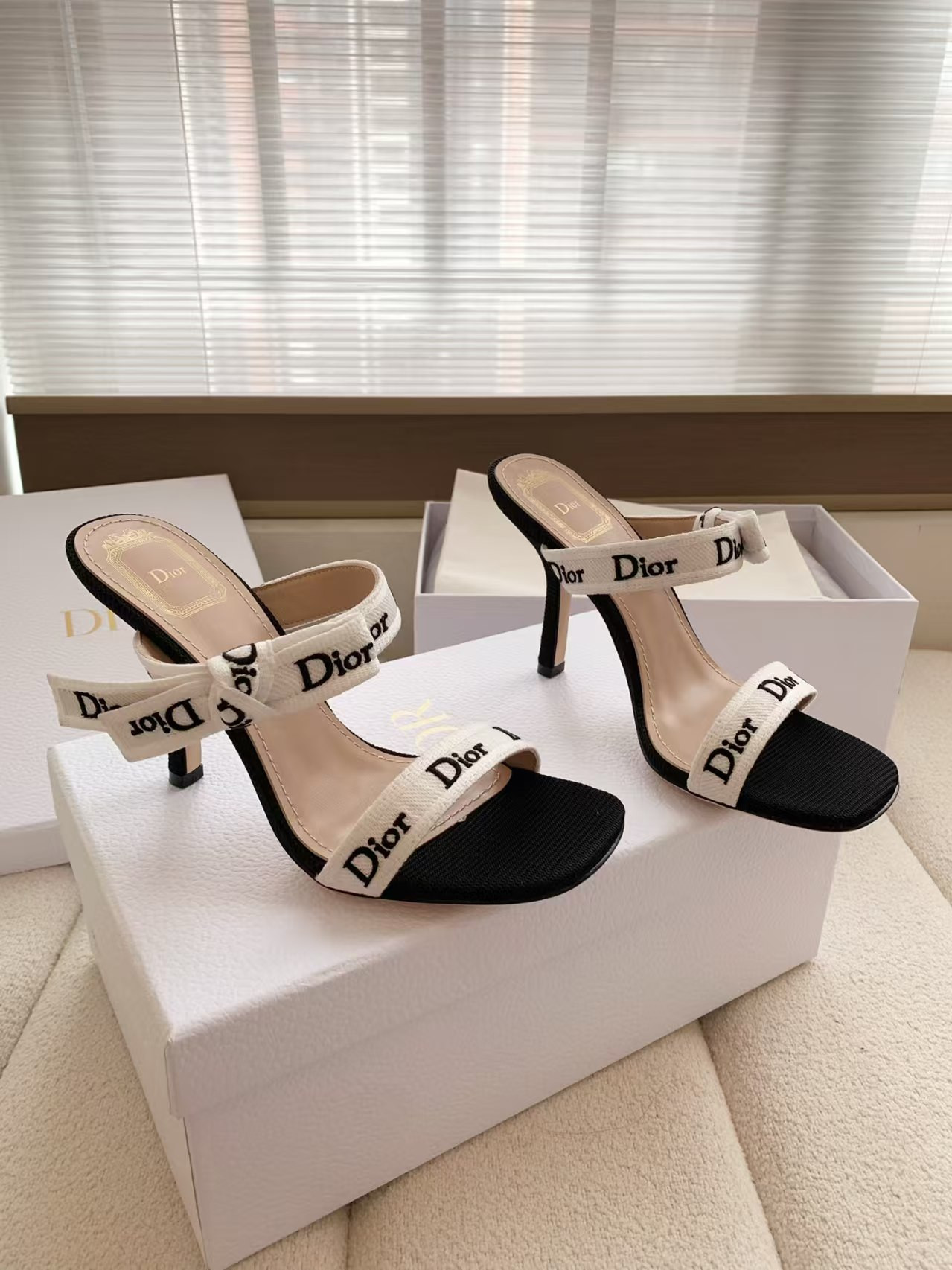 ua D*or heeled sandal