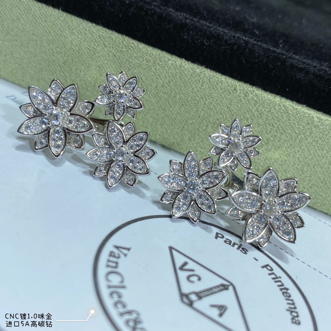 V*N CL*F & arpels lotus earrings
