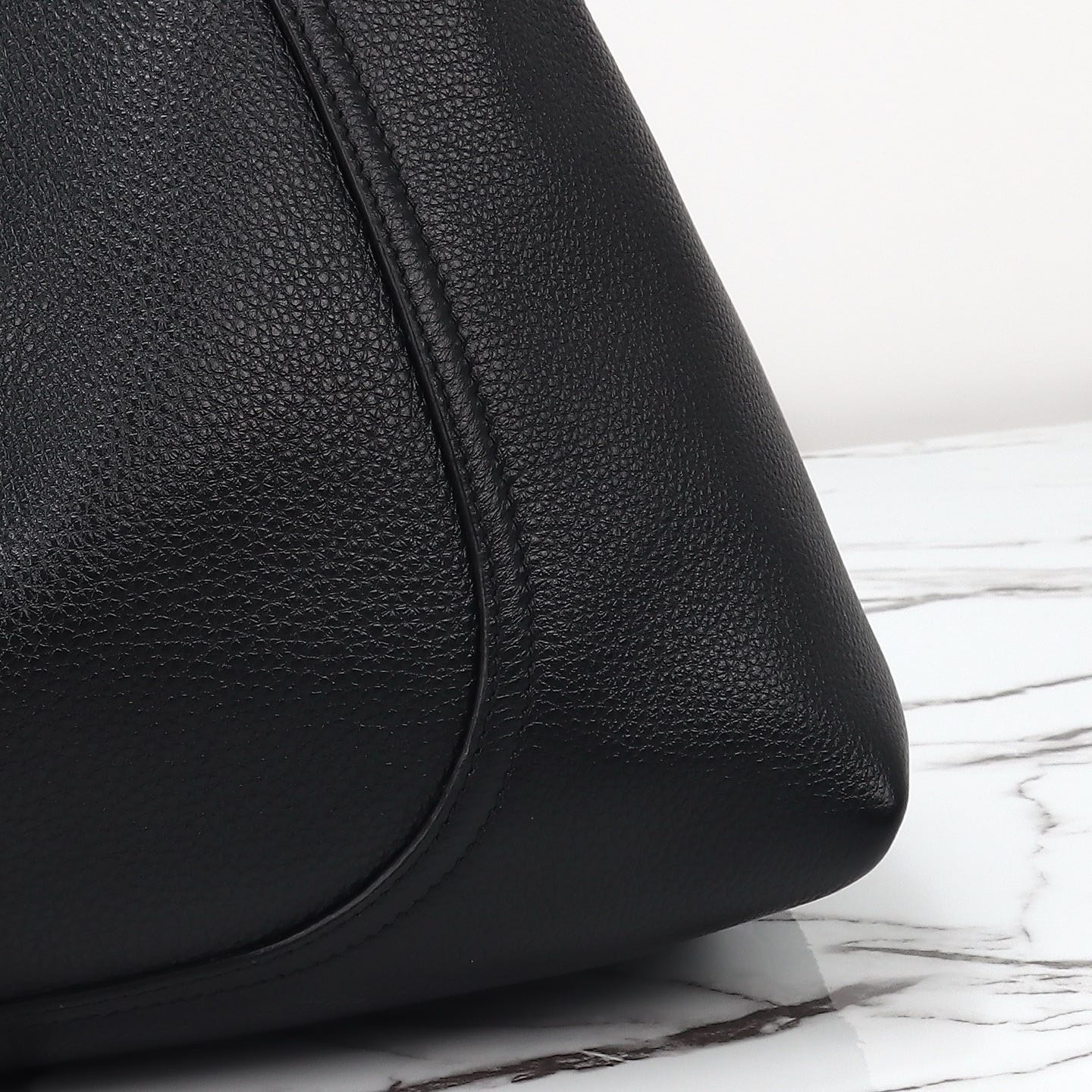 G*u*i softbit maxi shoulder bag black 46x26x16cm