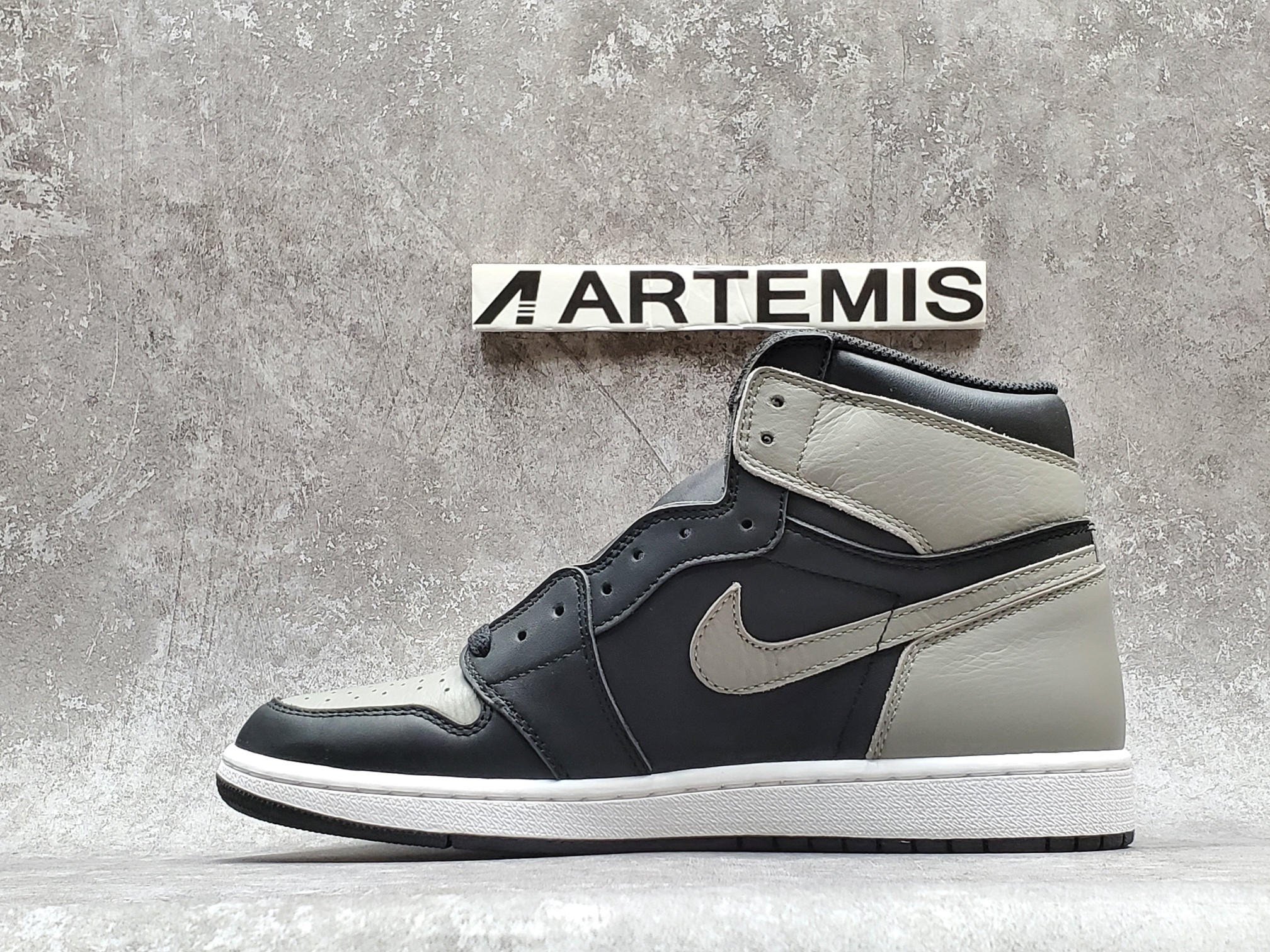 Air Jordan 1 Retro High Shadow