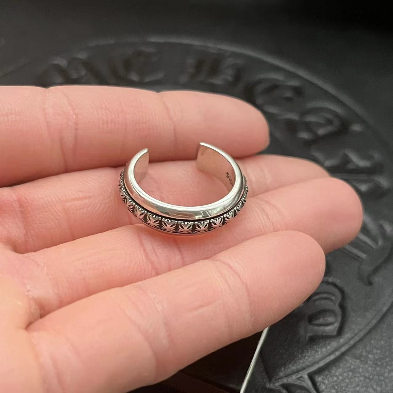 Ch**me He**ts cross open ring