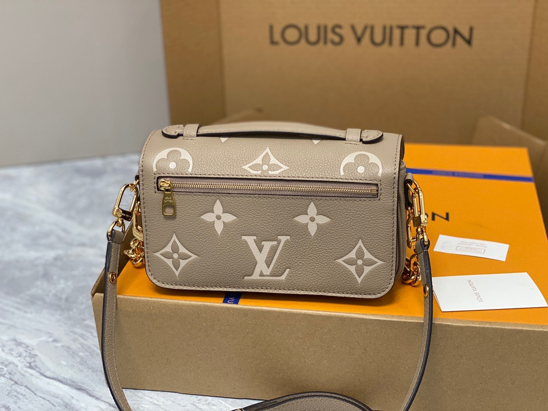 LV Pochette Métis East West M23081